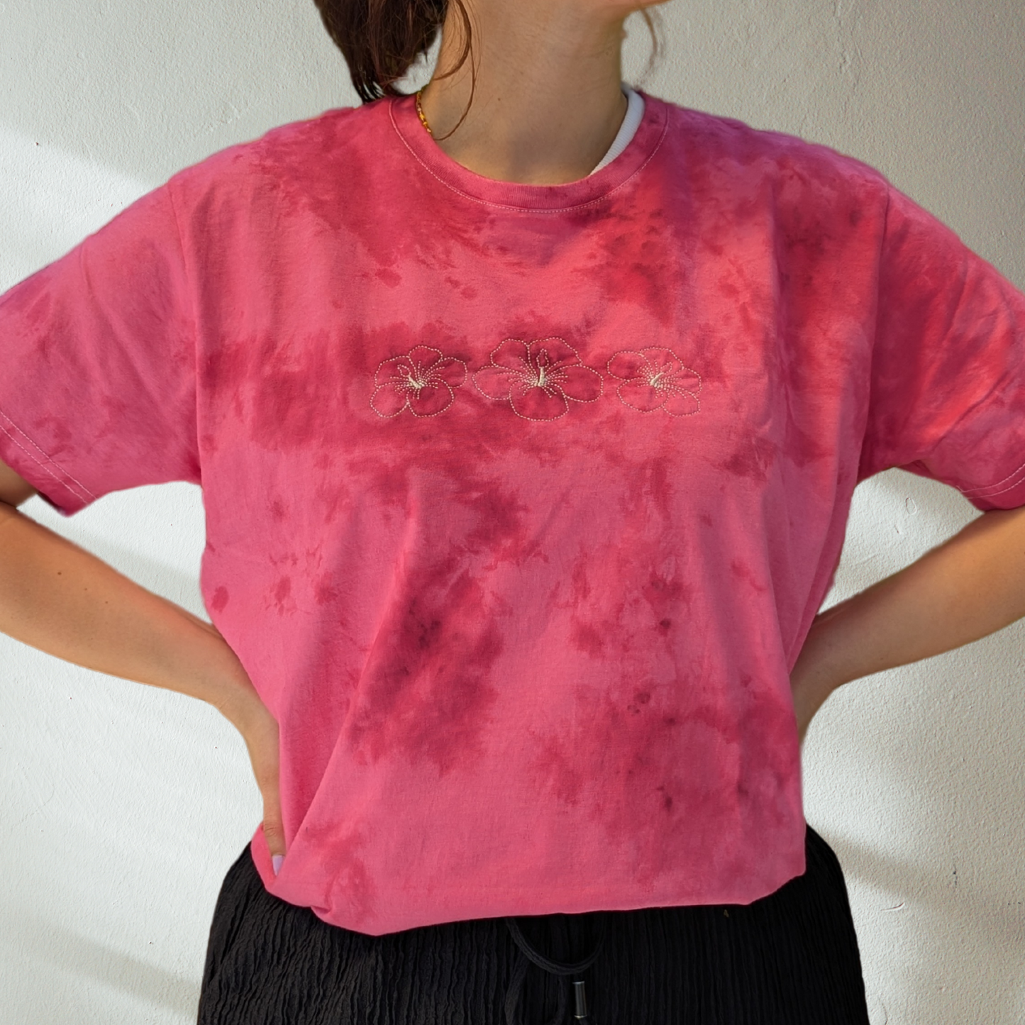 Hibiskus | Batik T-Shirt | besticktes Blumen Shirt pink