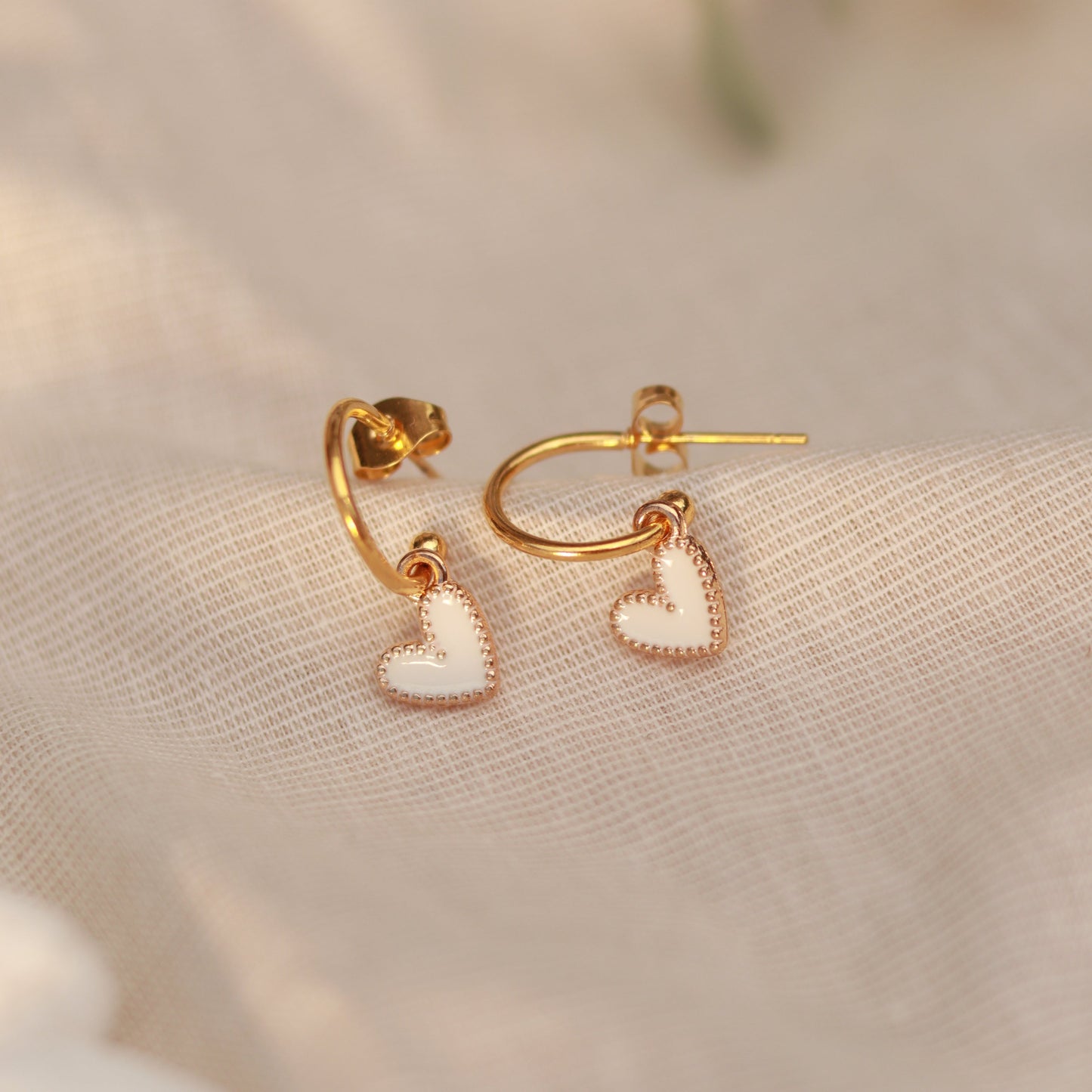 Golden Love | Creolen | Emaille Herz Anhänger | gold | weiß