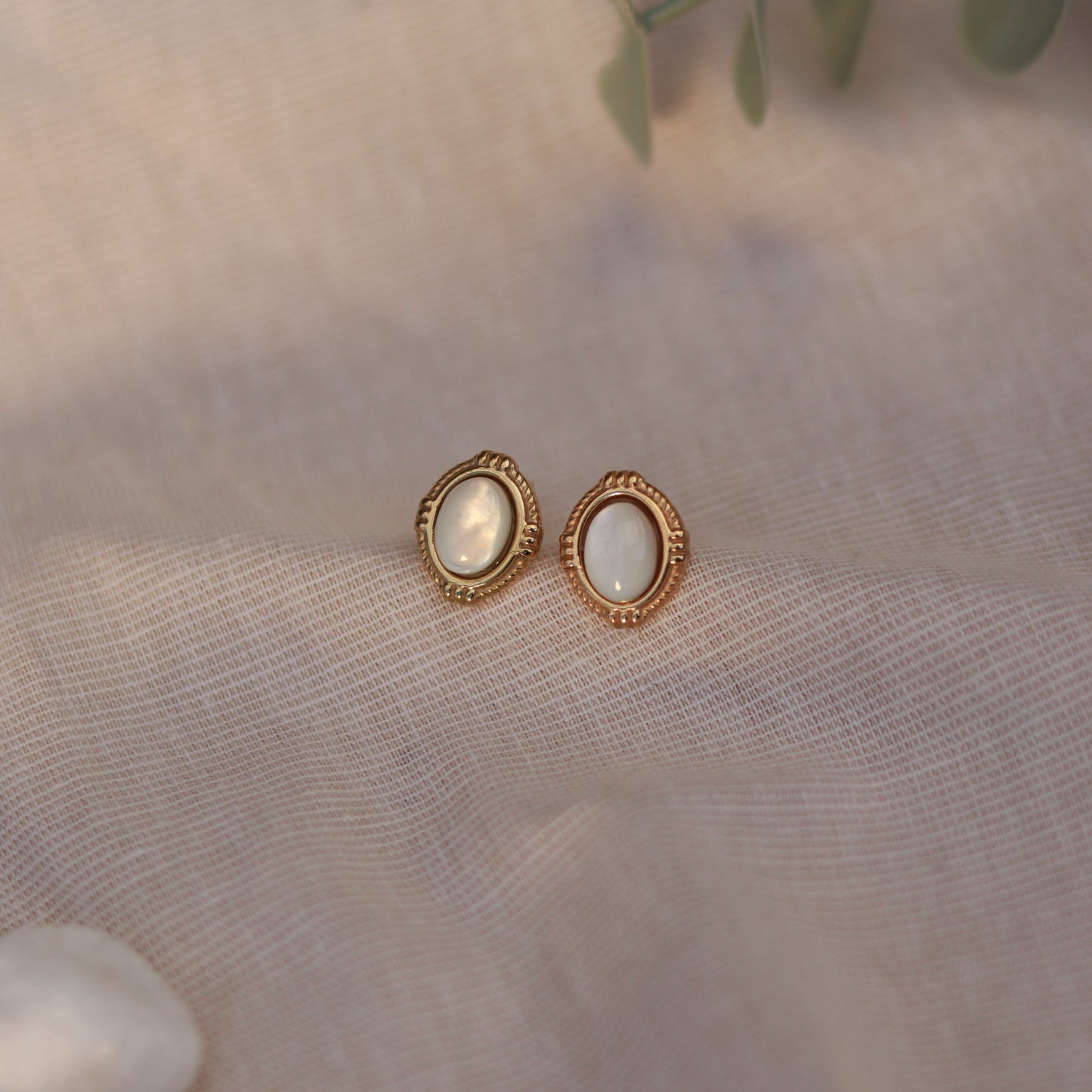 Mystic Moon | Ohrstecker | Mondstein | gold | weiß