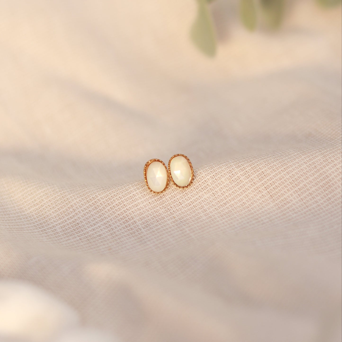 Moon Glow | Mini Ohrstecker | Mondstein | gold | weiß