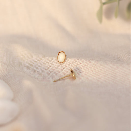 Moon Glow | Mini Ohrstecker | Mondstein | gold | weiß