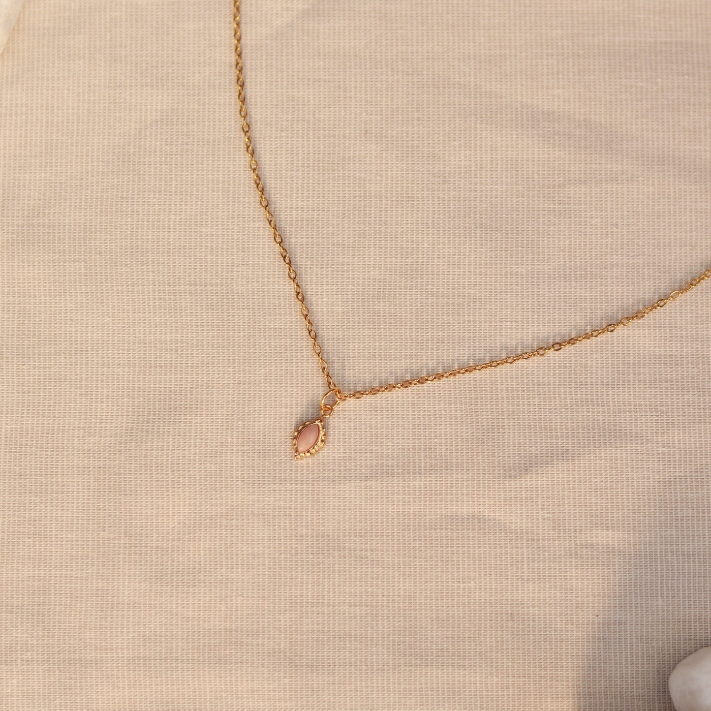 Rosy Charm | Halskette mit feinem Rhodonit Naturstein Anhänger | gold | altrosa