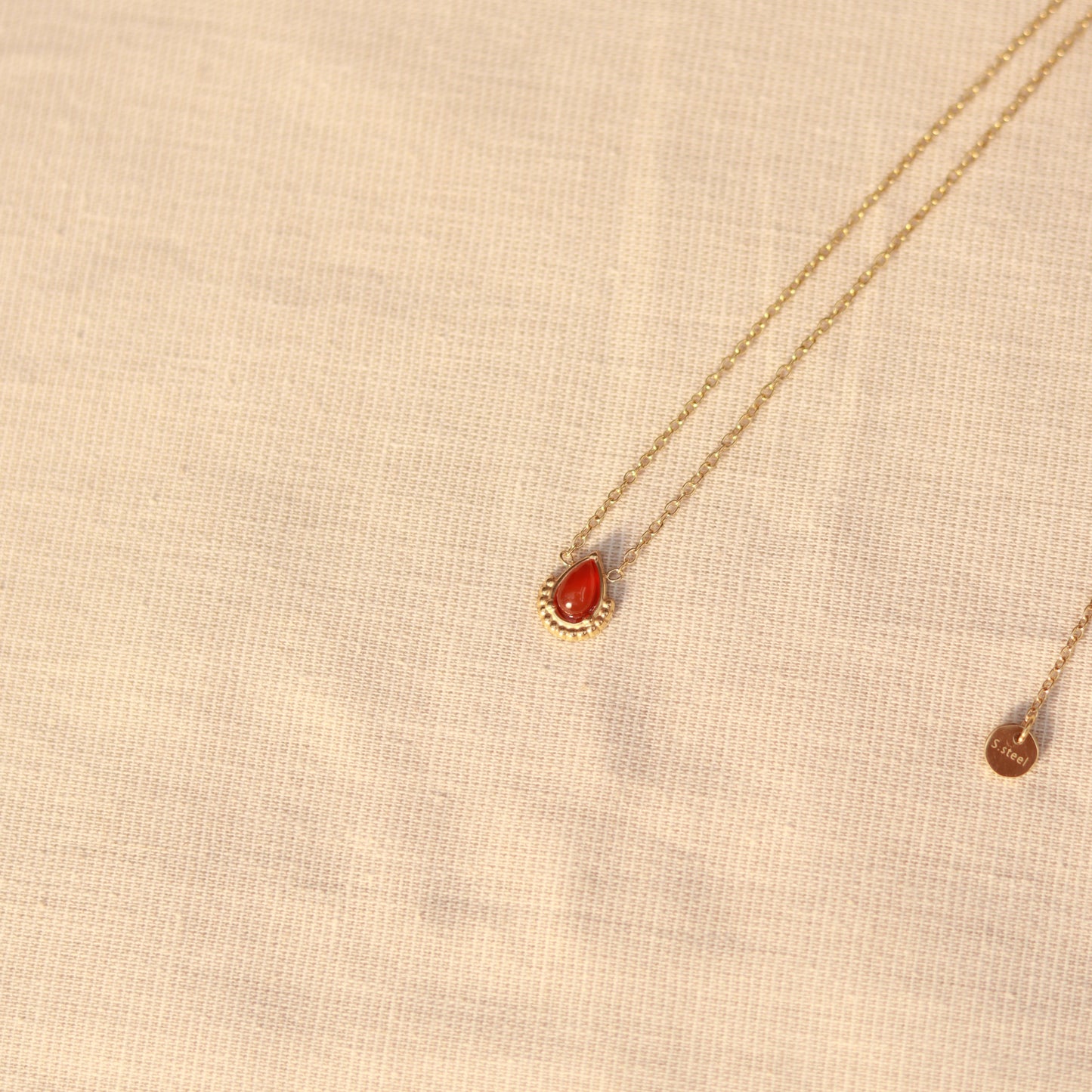 Scarlet Glow | Halskette mit rotem Jaspis Anhänger | gold | hellrot