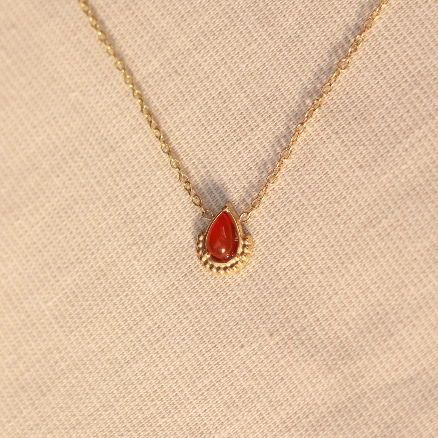 Scarlet Glow | Halskette mit rotem Jaspis Anhänger | gold | hellrot