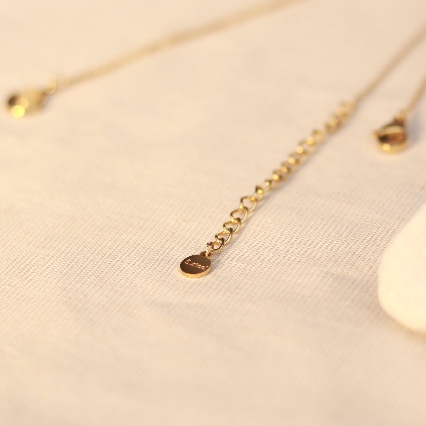 Pure Essence | Halskette mit feinem Mondstein Anhänger | gold | weiß