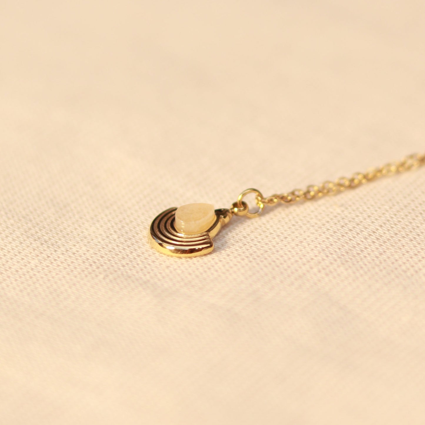 Pure Essence | Halskette mit feinem Mondstein Anhänger | gold | weiß