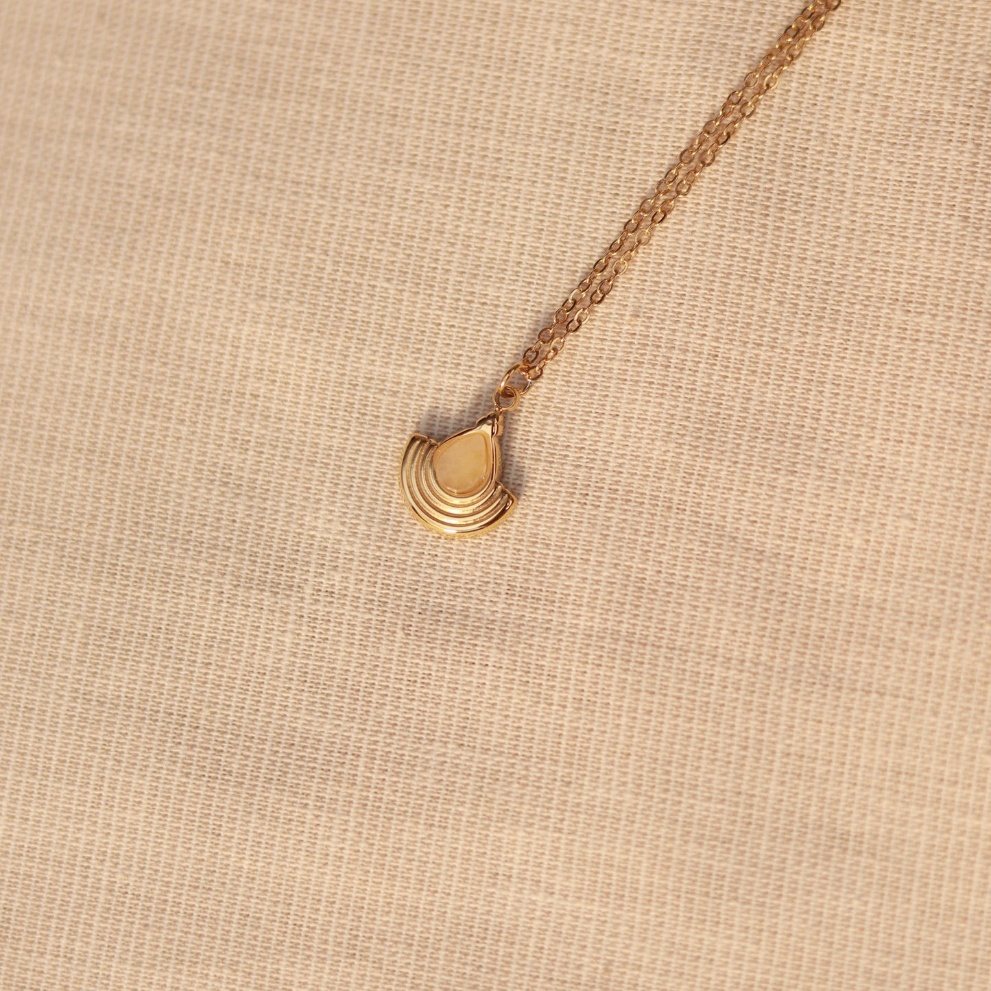 Pure Essence | Halskette mit feinem Mondstein Anhänger | gold | weiß