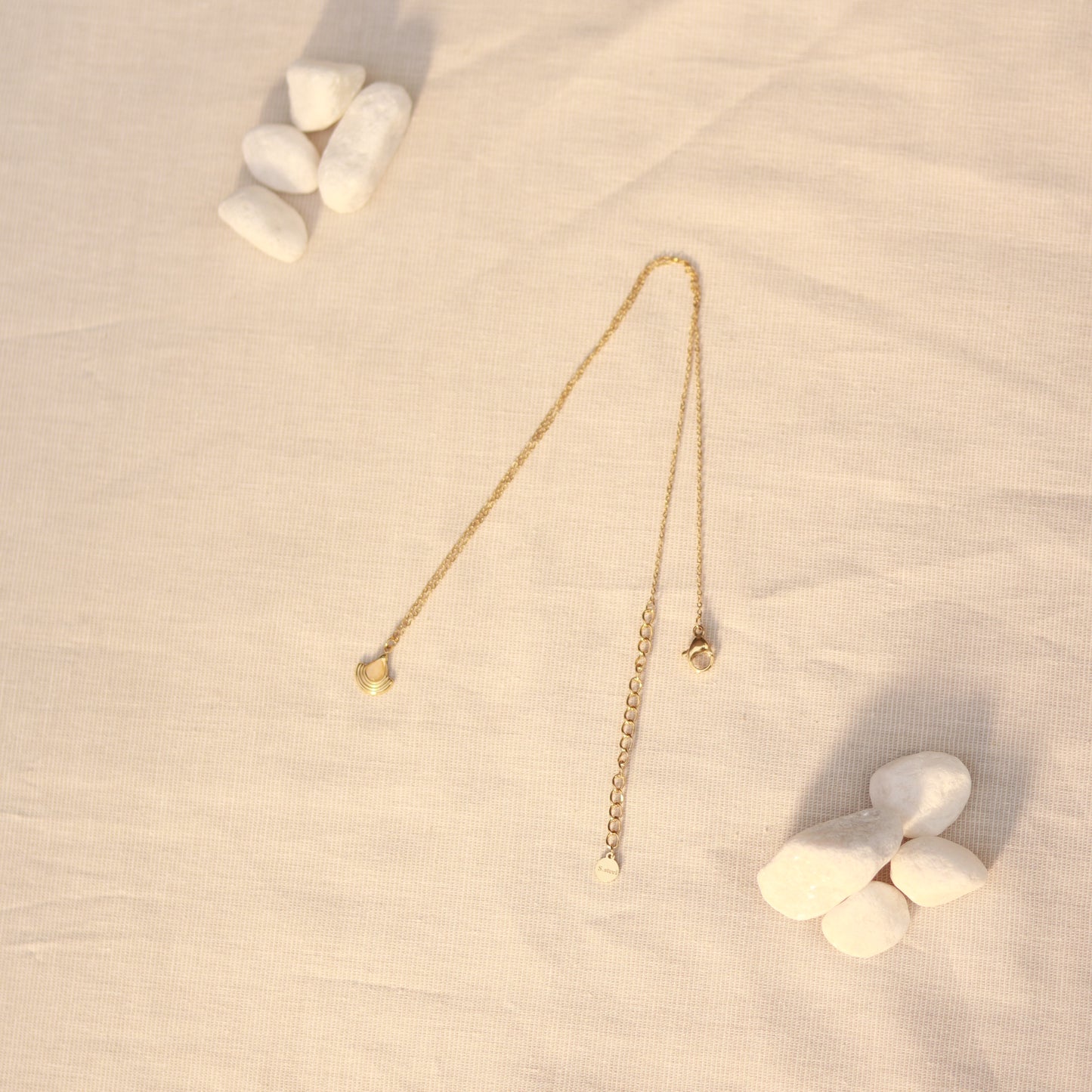 Pure Essence | Halskette mit feinem Mondstein Anhänger | gold | weiß