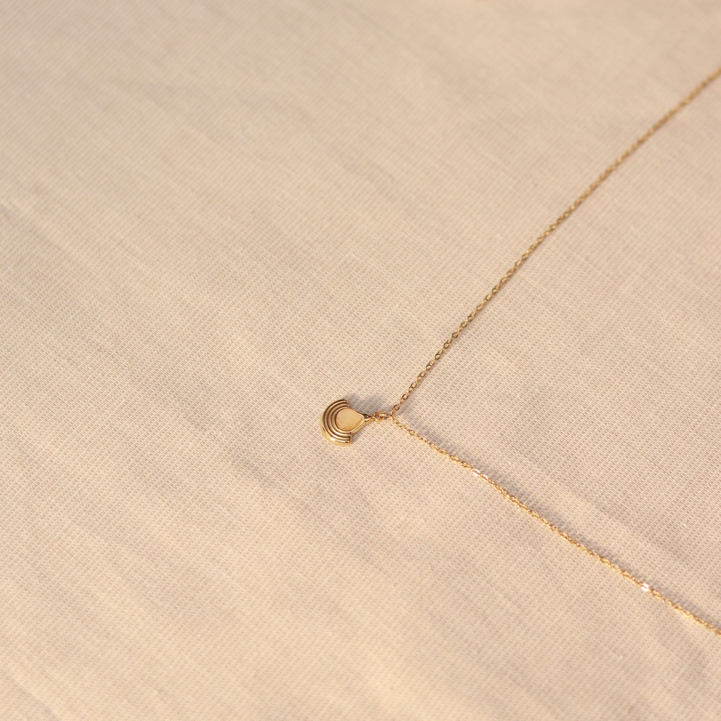 Pure Essence | Halskette mit feinem Mondstein Anhänger | gold | weiß