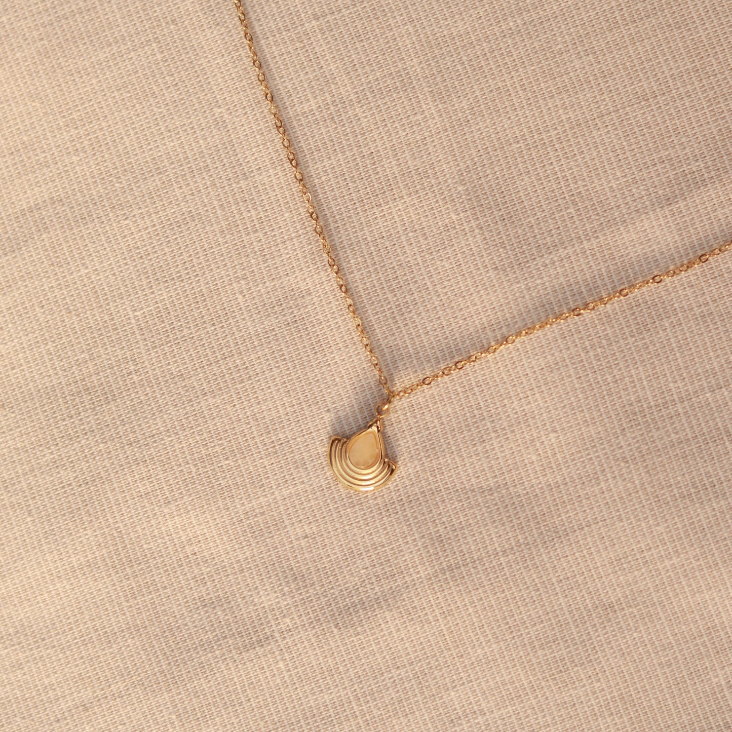 Pure Essence | Halskette mit feinem Mondstein Anhänger | gold | weiß