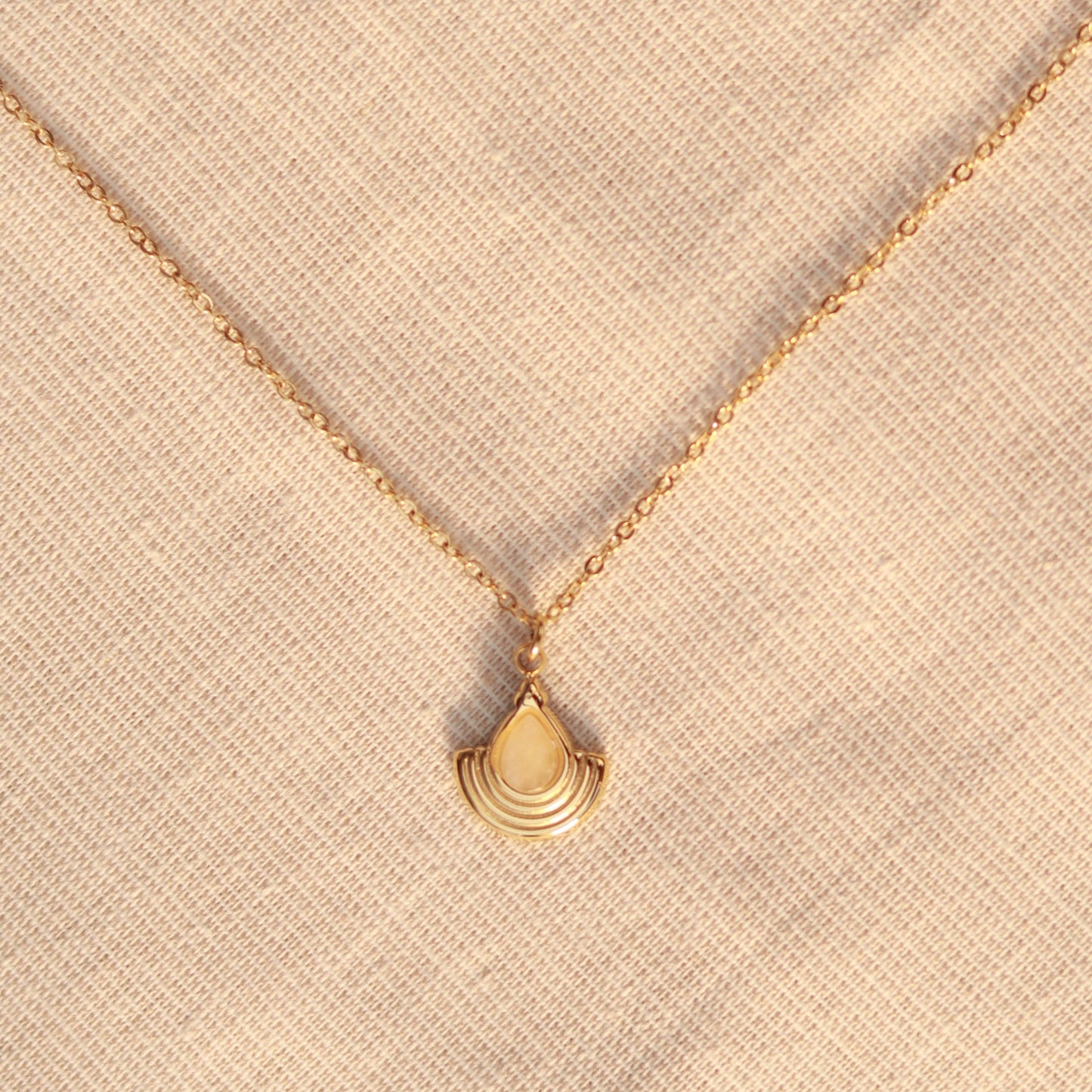 Pure Essence | Halskette mit feinem Mondstein Anhänger | gold | weiß