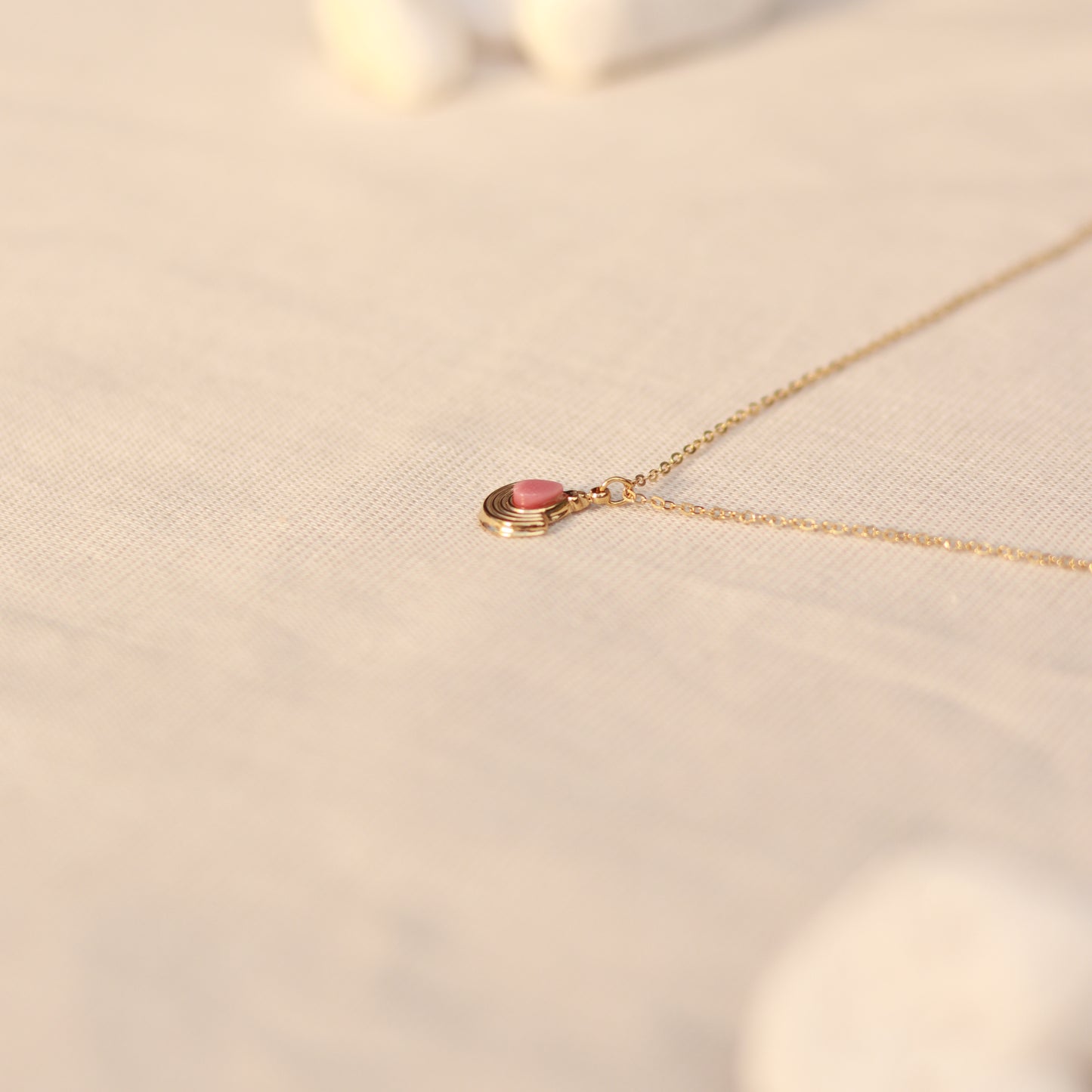 Aurora Rosé | Halskette mit feinem Rhodonit Anhänger | gold | altrosa