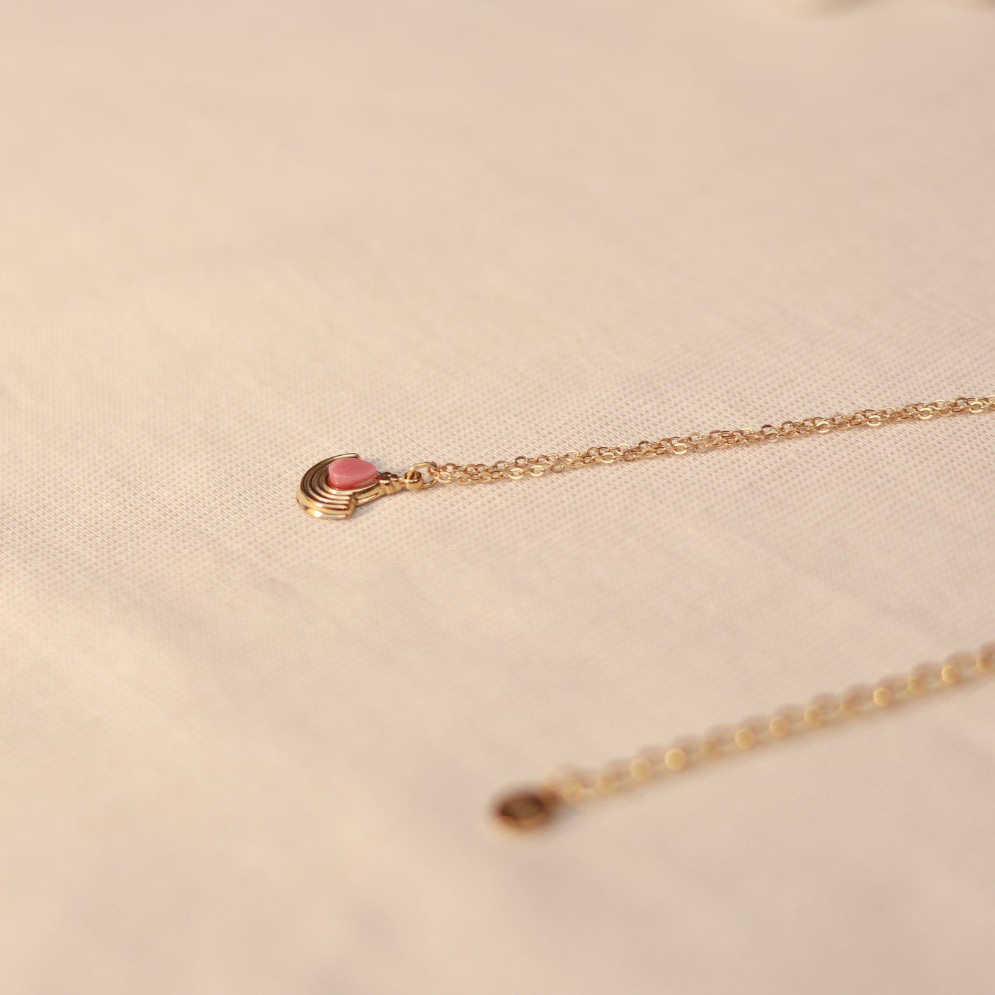 Aurora Rosé | Halskette mit feinem Rhodonit Anhänger | gold | altrosa