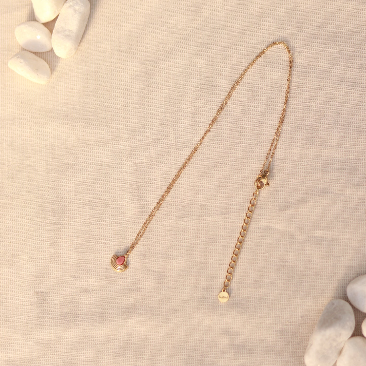 Aurora Rosé | Halskette mit feinem Rhodonit Anhänger | gold | altrosa