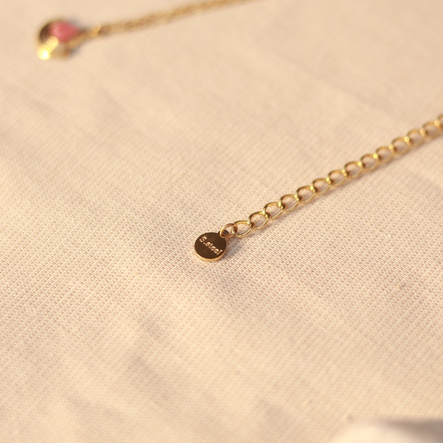 Aurora Rosé | Halskette mit feinem Rhodonit Anhänger | gold | altrosa