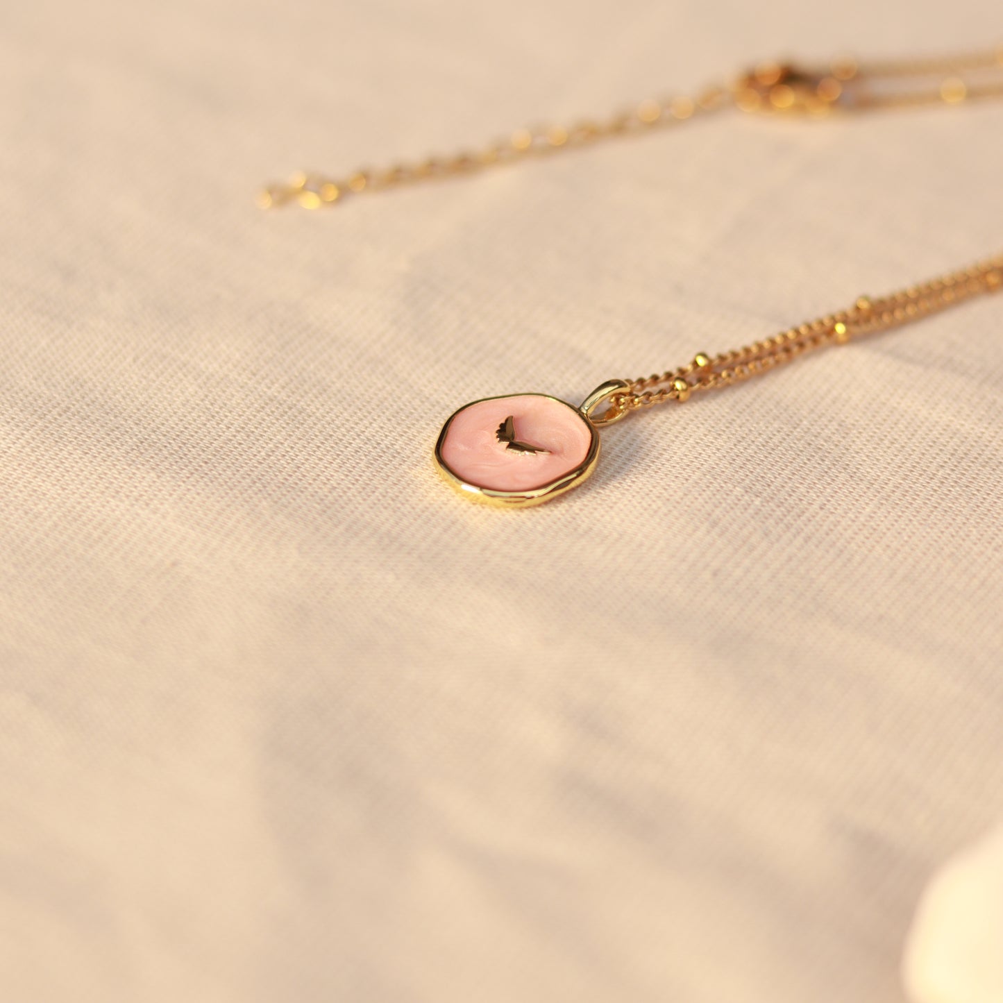 Wing of Serenity | Halskette mit Emaille Anhänger | gold