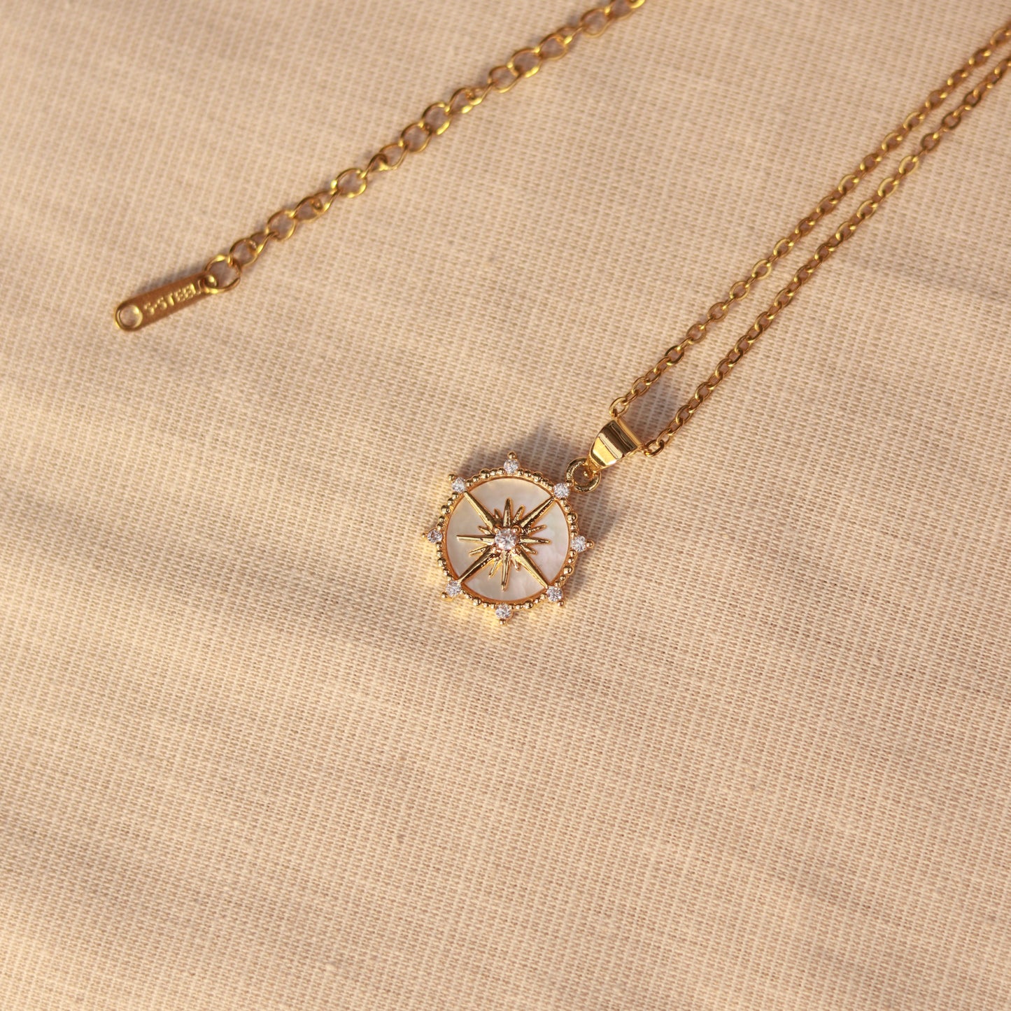 Stellar Dream | Halskette mit Emaille Anhänger | gold