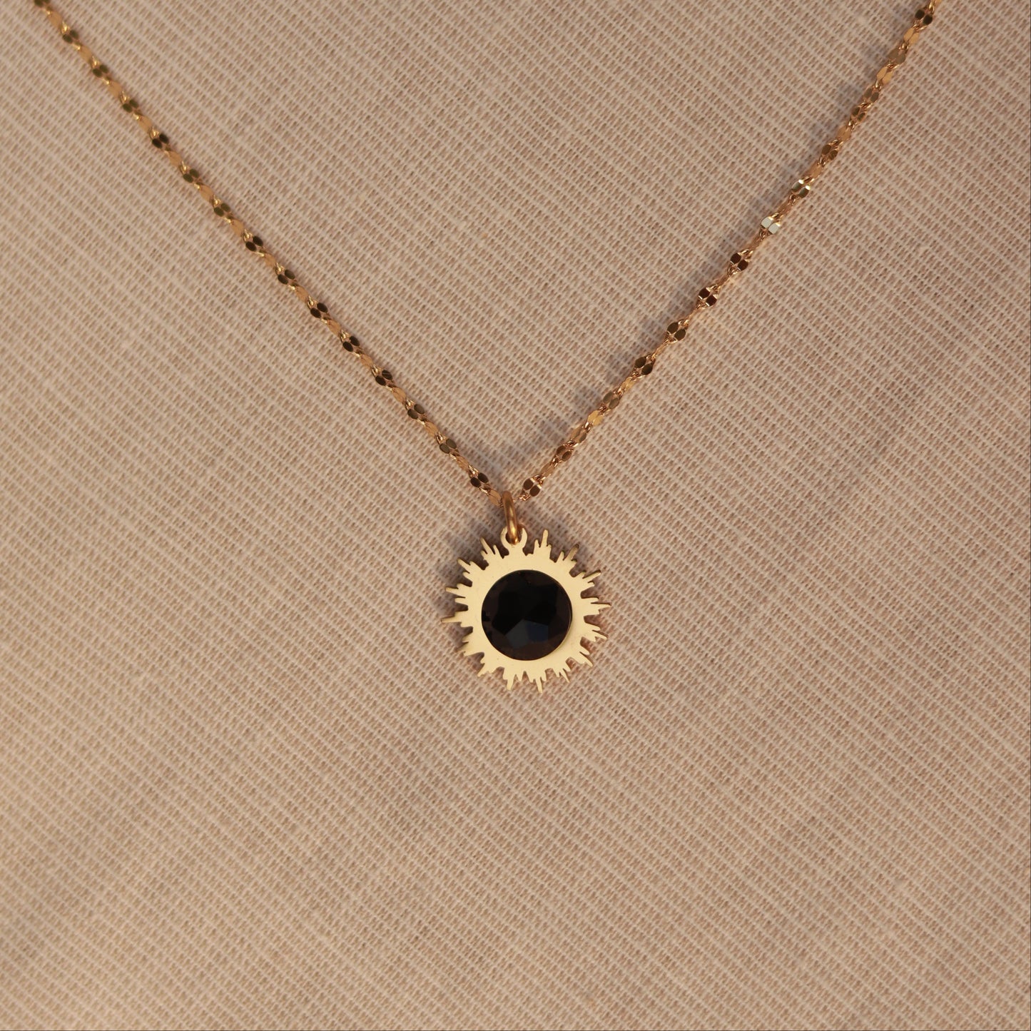 Eclipse Glow | Halskette mit Zirkon Anhänger | gold | schwarz