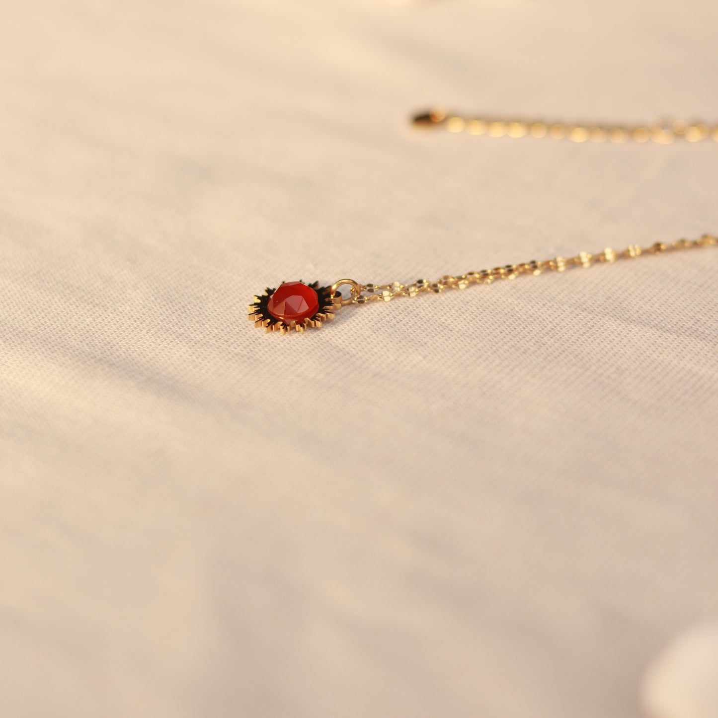 Sunlit Glow | Halskette mit rotem Jaspis Anhänger | gold | rot