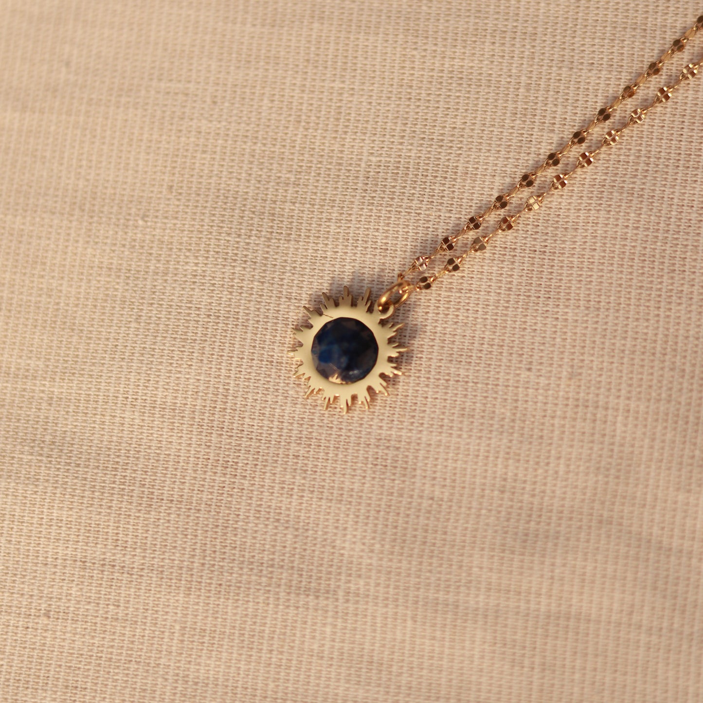 Solar Glow | Halskette mit blauem Lapislazuli Anhänger | gold | dunkelblau