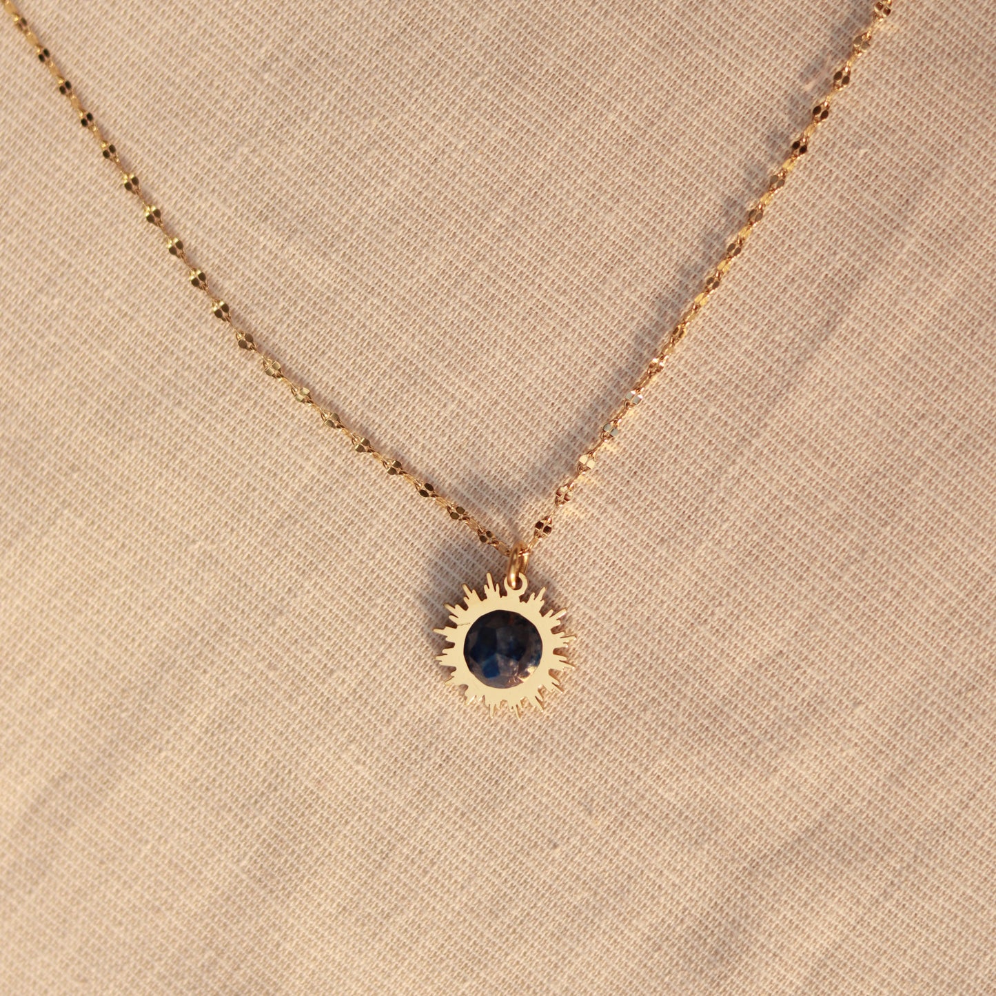 Solar Glow | Halskette mit blauem Lapislazuli Anhänger | gold | dunkelblau