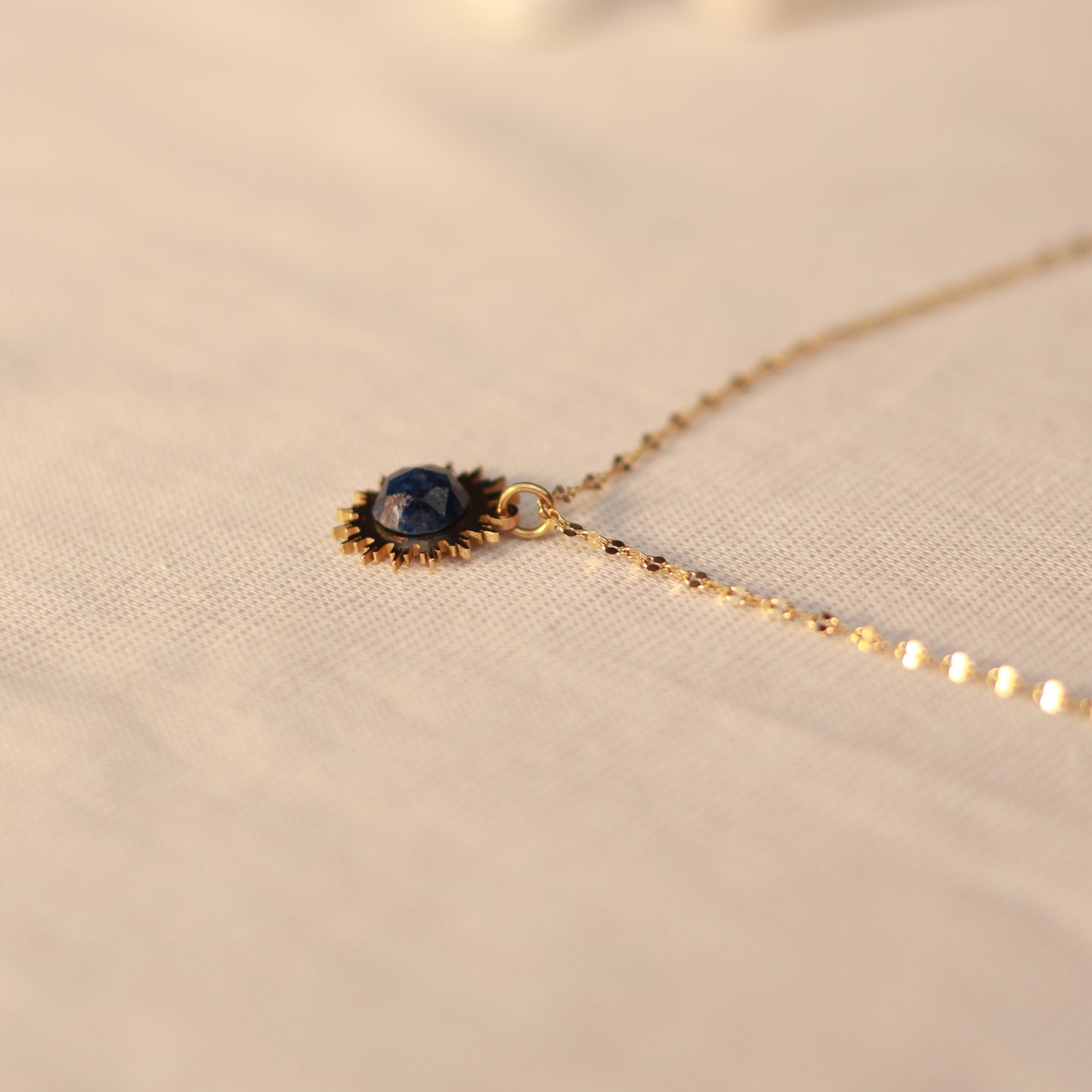 Solar Glow | Halskette mit blauem Lapislazuli Anhänger | gold | dunkelblau