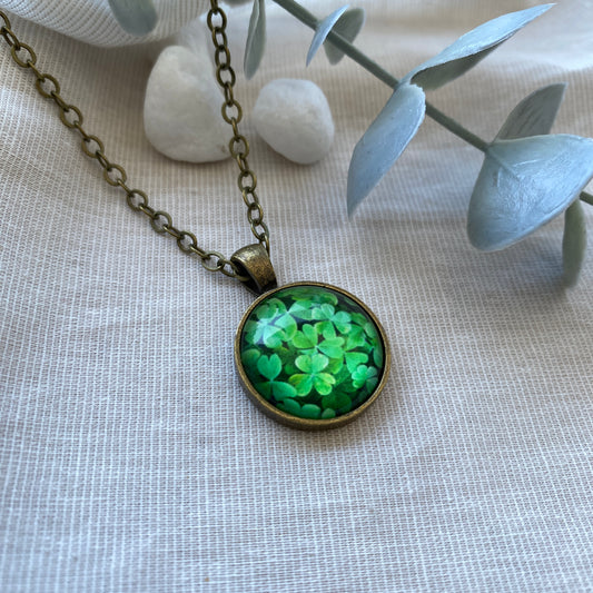 Glücksbringer Kette | Halskette mit Kleeblatt Anhänger | bronzefarben