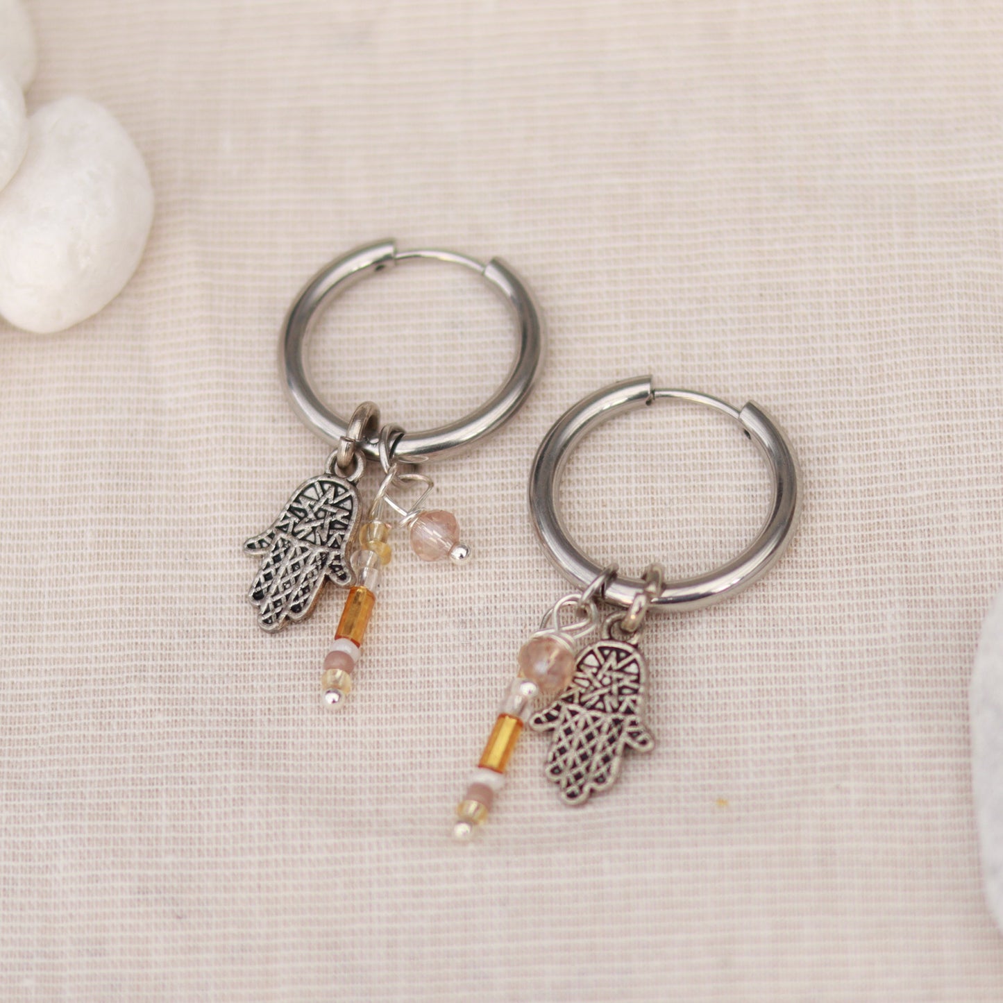 Blessing Hand | Creolen | Perlenmix Anhänger | silber | beige