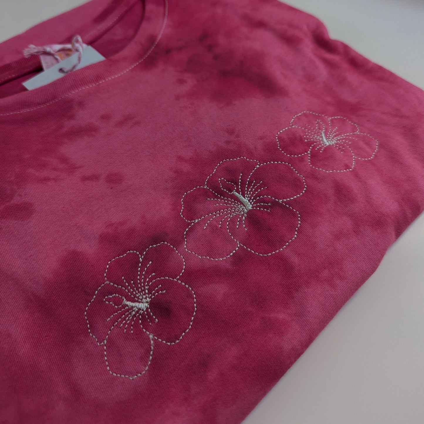 Hibiskus | Batik T-Shirt | besticktes Blumen Shirt pink