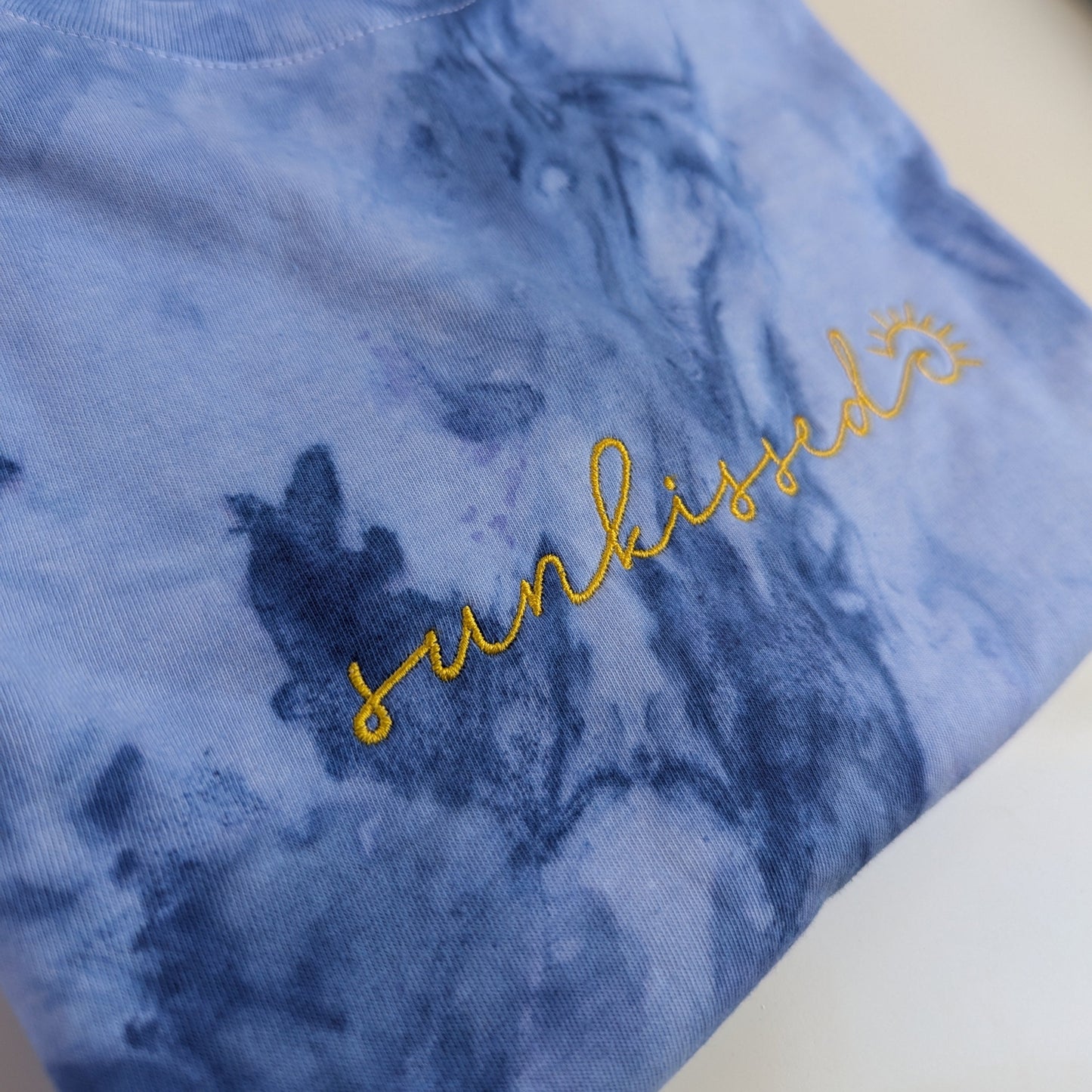 Sunkissed | Batik T-Shirt | besticktes Shirt blau