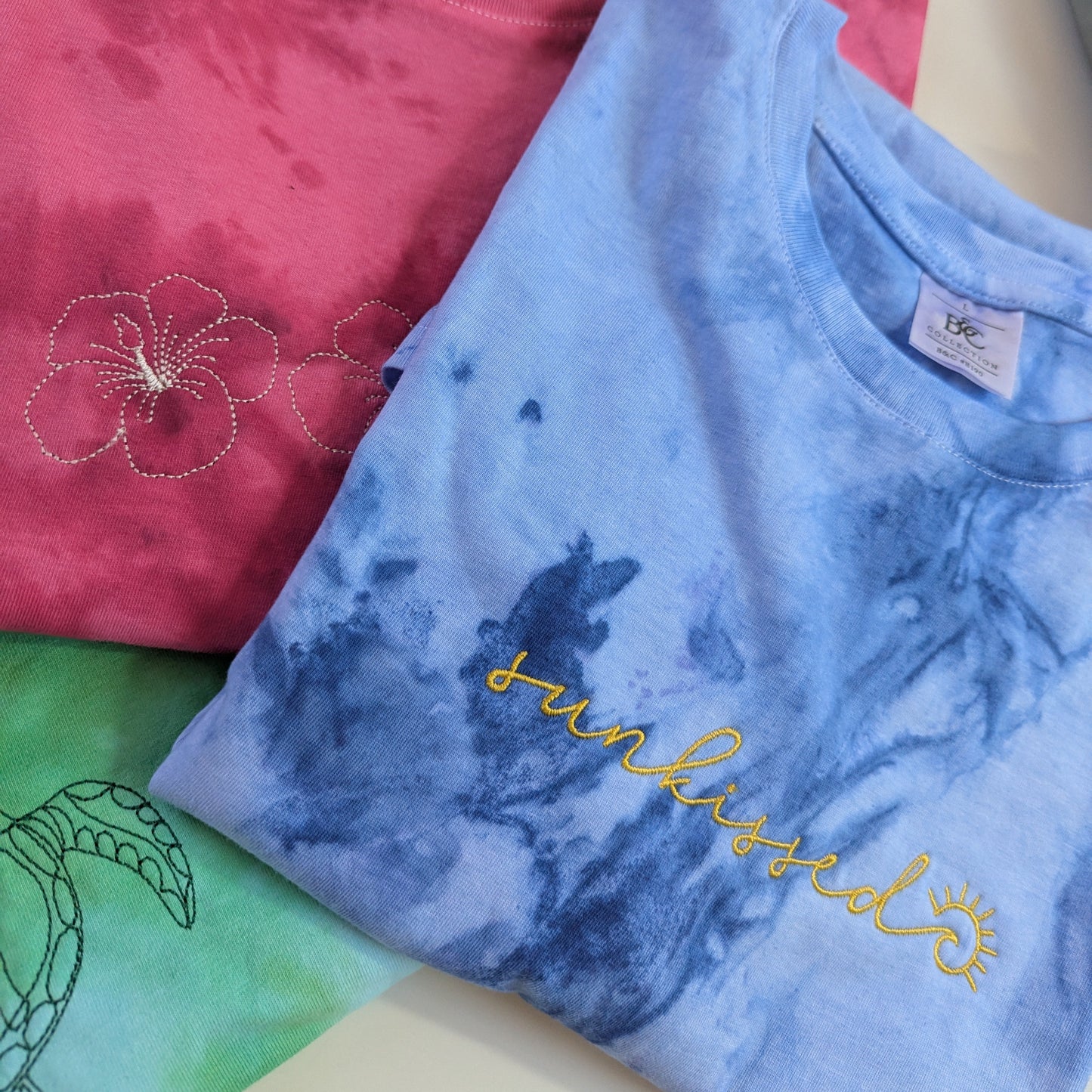 Sunkissed | Batik T-Shirt | besticktes Shirt blau