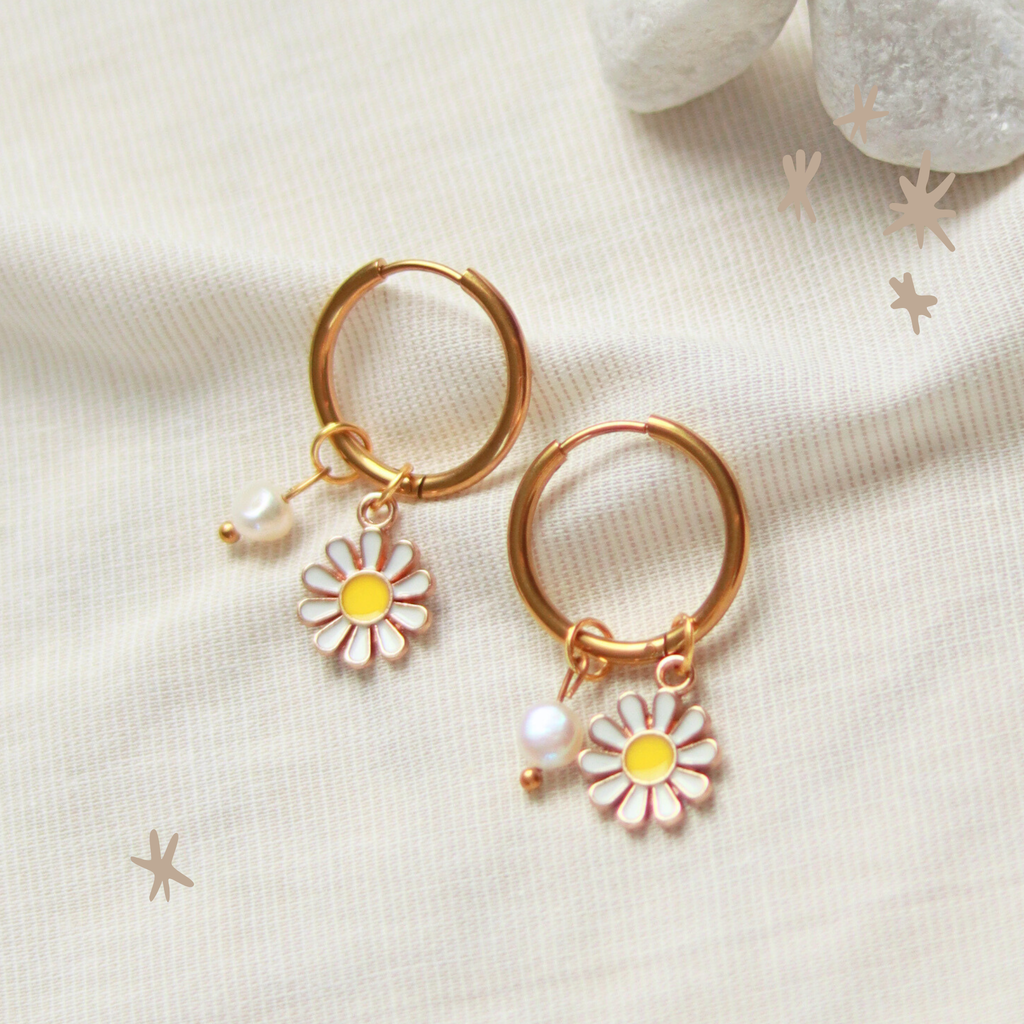 Creolen Ohrringe mit Gänseblümchen und Perle | goldfarben | 18 mm