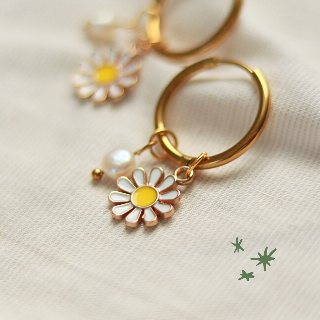 Creolen Ohrringe mit Gänseblümchen und Perle | goldfarben | 18 mm