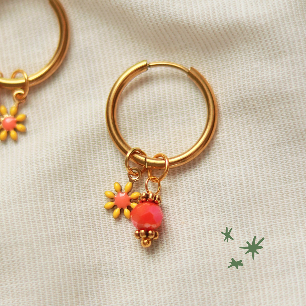 Creolen Perlenohrringe mit Gänseblümchen und Perle | orange, gelb | goldfarben | 18 mm