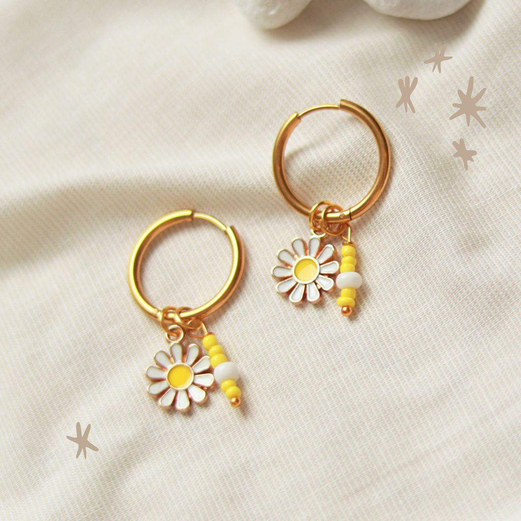 Creolen Ohrringe mit Gänseblümchen und Perle | goldfarben | 18 mm