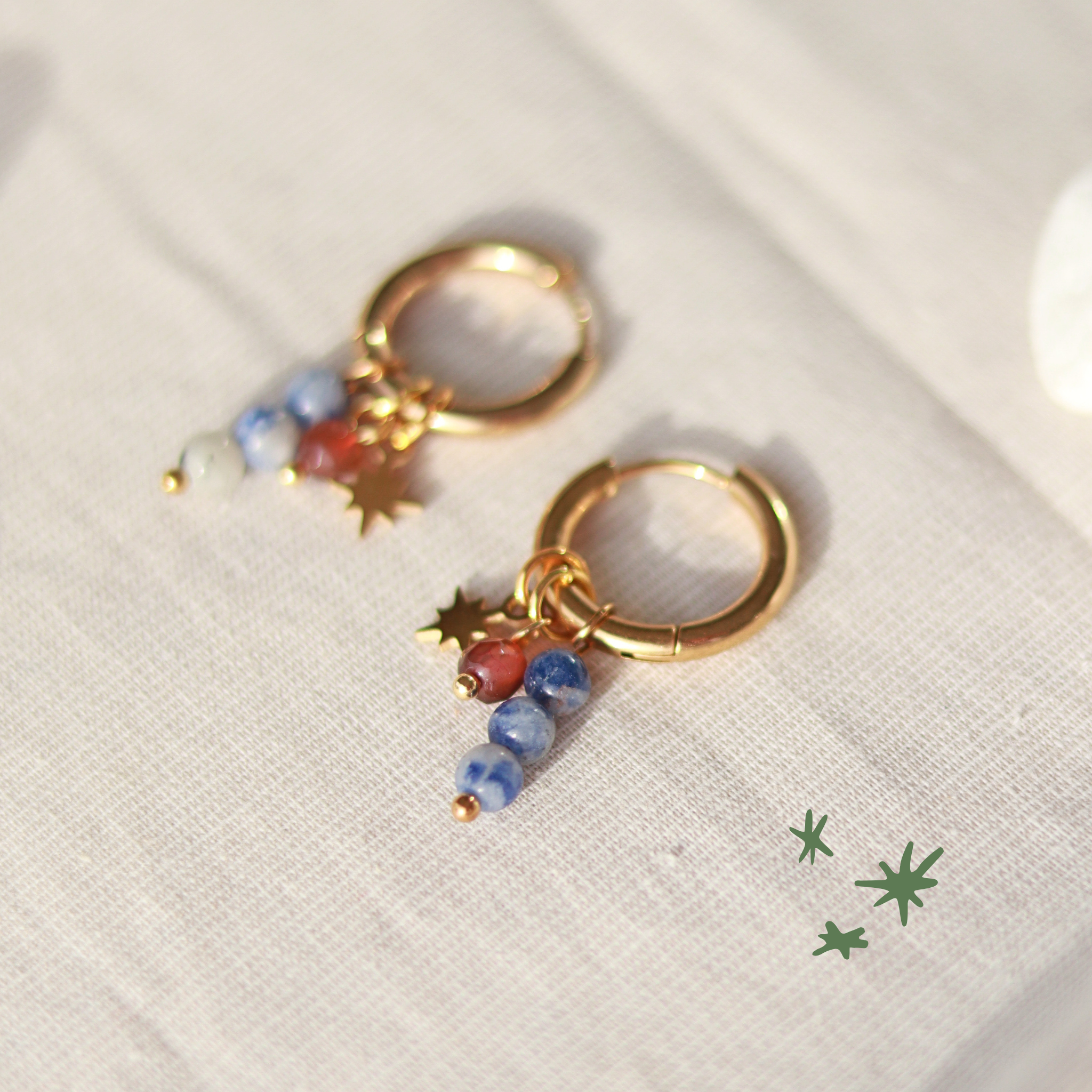 Creolen mit goldenen Sternen und Naturstein Perlen Anhänger | goldfarben blau | Edelstahl Ohrringe | 16 mm