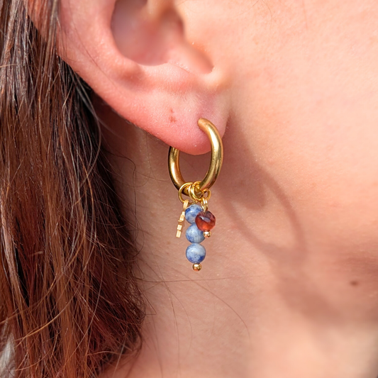 Creolen mit goldenen Sternen und Naturstein Perlen Anhänger | goldfarben blau | Edelstahl Ohrringe | 16 mm