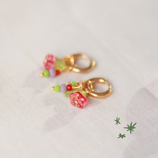 Creolen mit Blümchen und Perlen Anhänger | goldfarben grün | Edelstahl Ohrringe | 12 mm