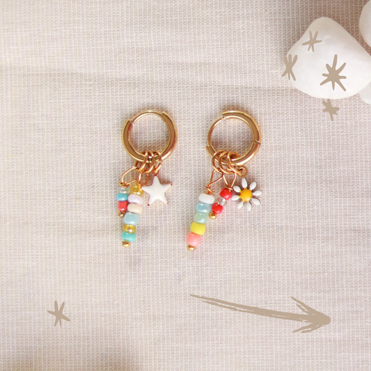 Goldene Creolen mit Gänseblümchen | Perlen und Stern | goldfarben bunt | Edelstahl Ohrringe | 12 mm
