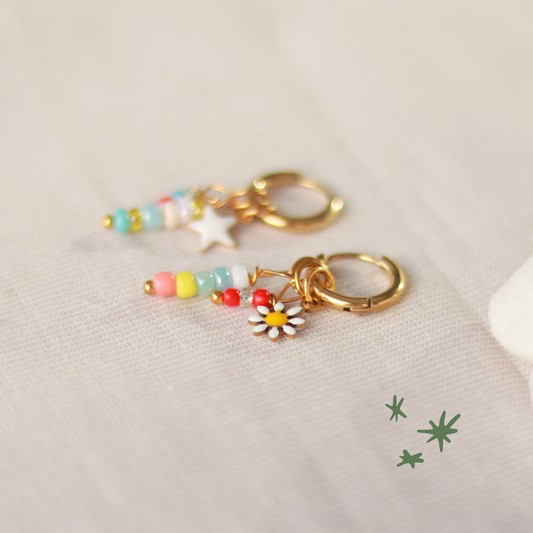 Goldene Creolen mit Gänseblümchen | Perlen und Stern | goldfarben bunt | Edelstahl Ohrringe | 12 mm