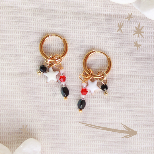 Creolen mit weißen Sternen und bunten Perlen Anhänger | goldfarben | Edelstahl Ohrringe | 14 mm