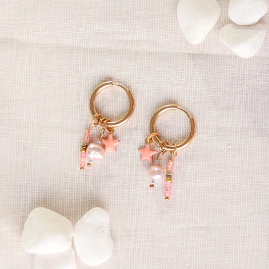 Creolen mit apricot farbenen Sternen und Perlen Anhänger | goldfarben orange | Edelstahl Ohrringe | 18 mm