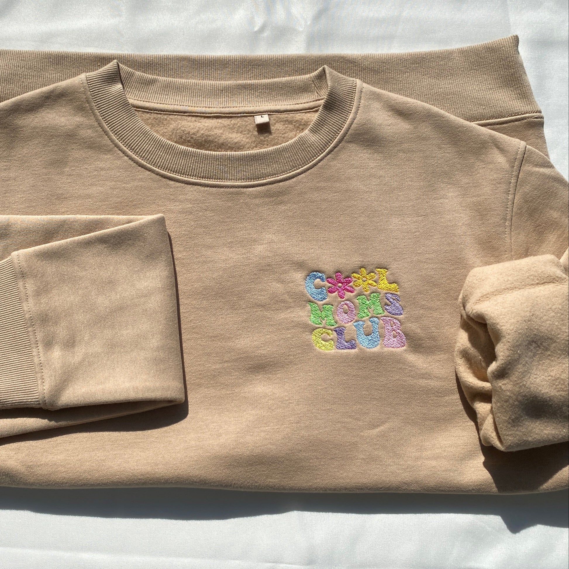 Cool Moms Club besticktes Sweatshirt beige geschenk für mama