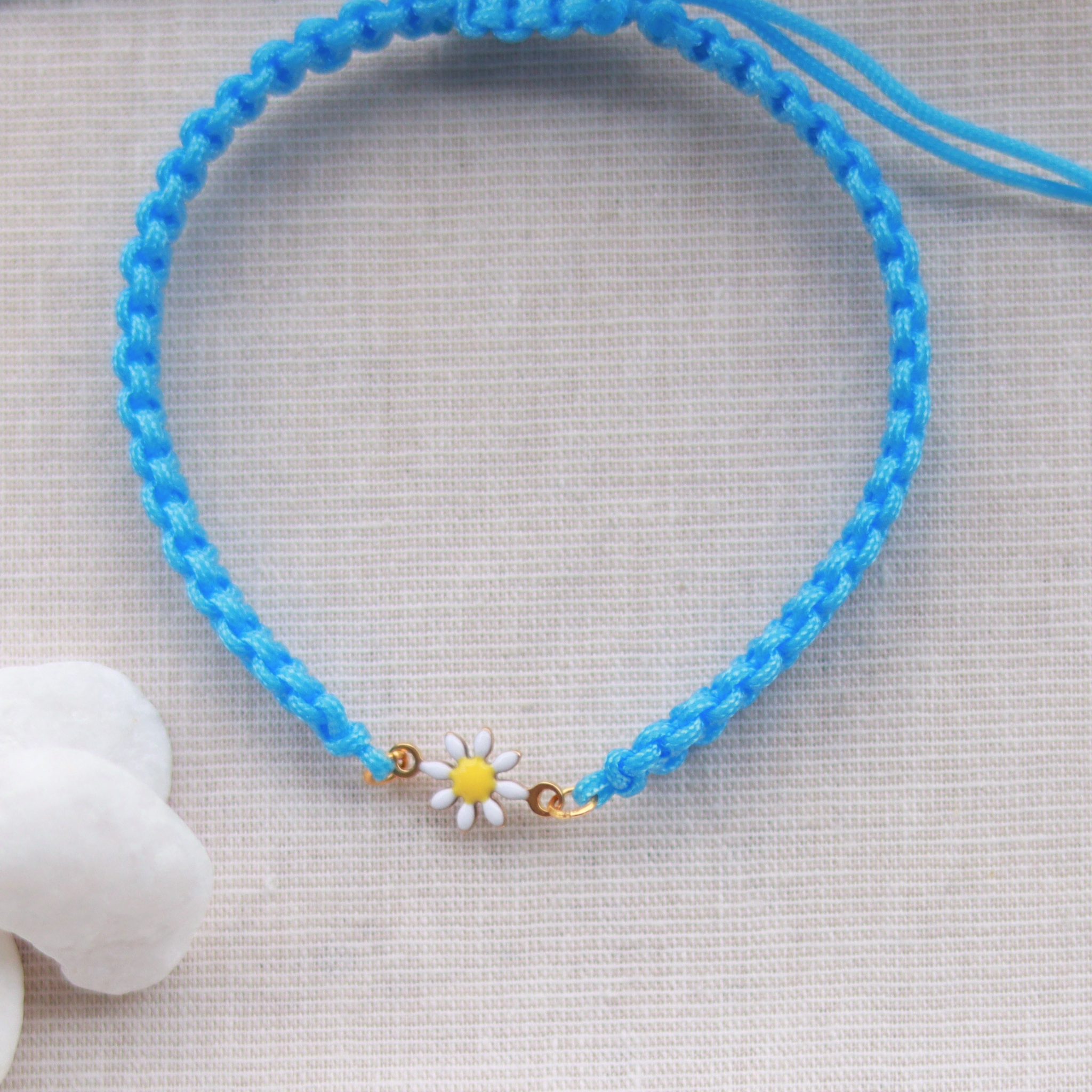 Gänseblümchen | Makramee Stoffarmband | Geschenk Armband | hellblau