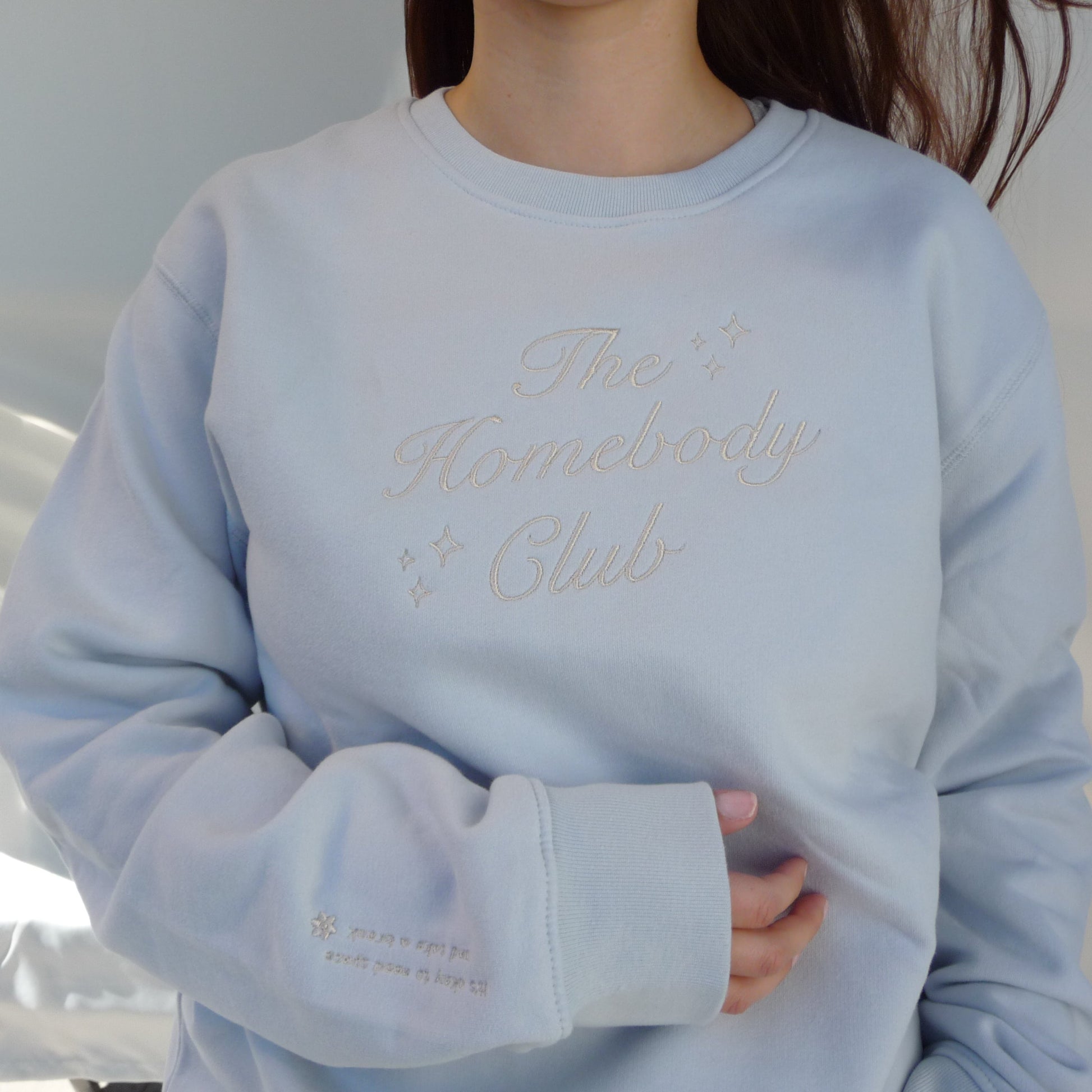 Homebody Club besticktes Shirt und Ärmel