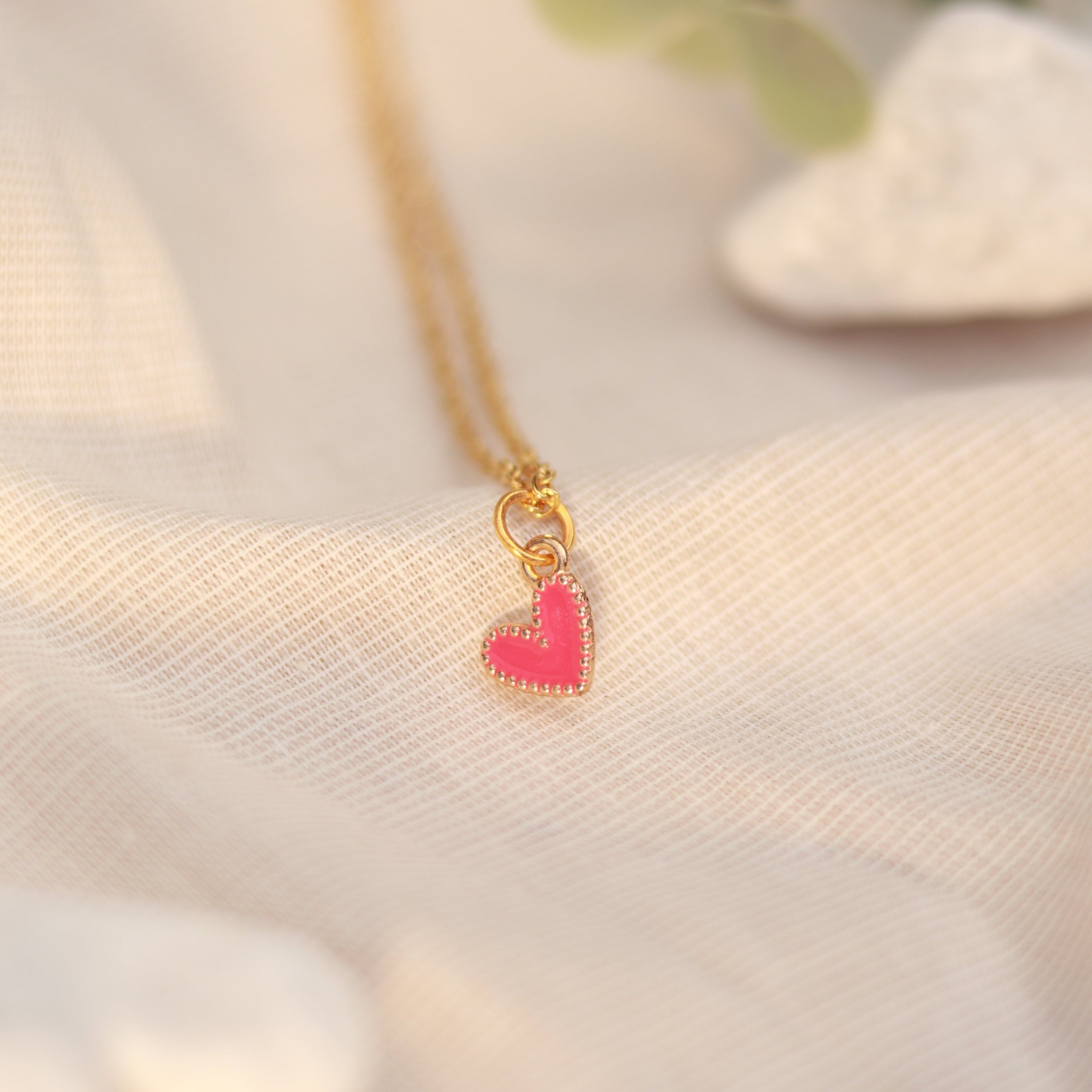 Golden Love | Halskette mit Emaille Herz Anhänger | gold | pink
