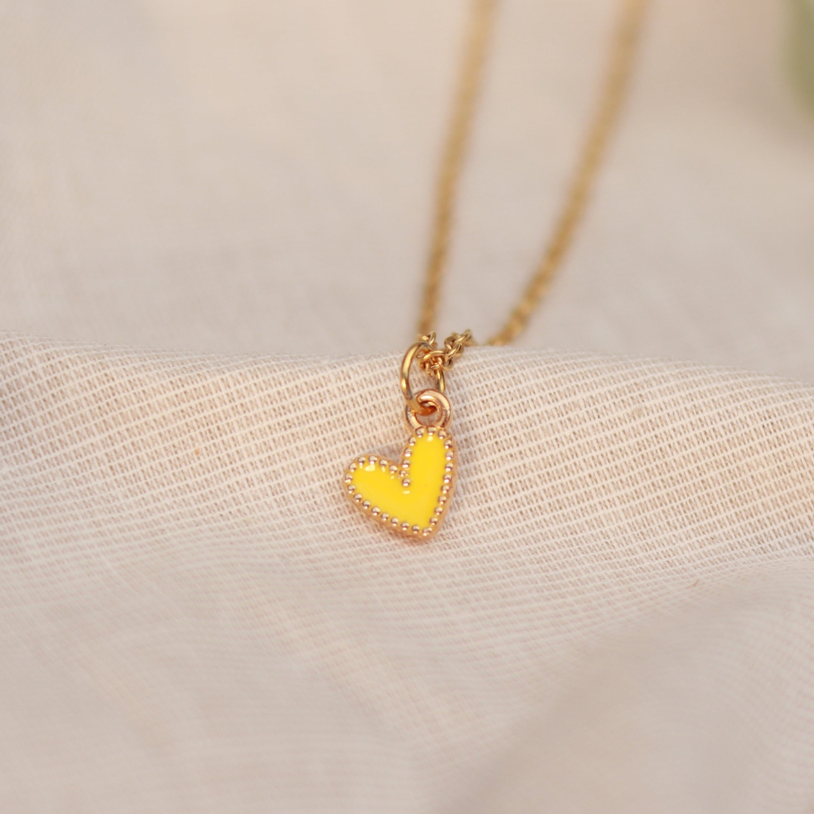 Golden Love | Halskette mit Emaille Herz Anhänger | gold | gelb