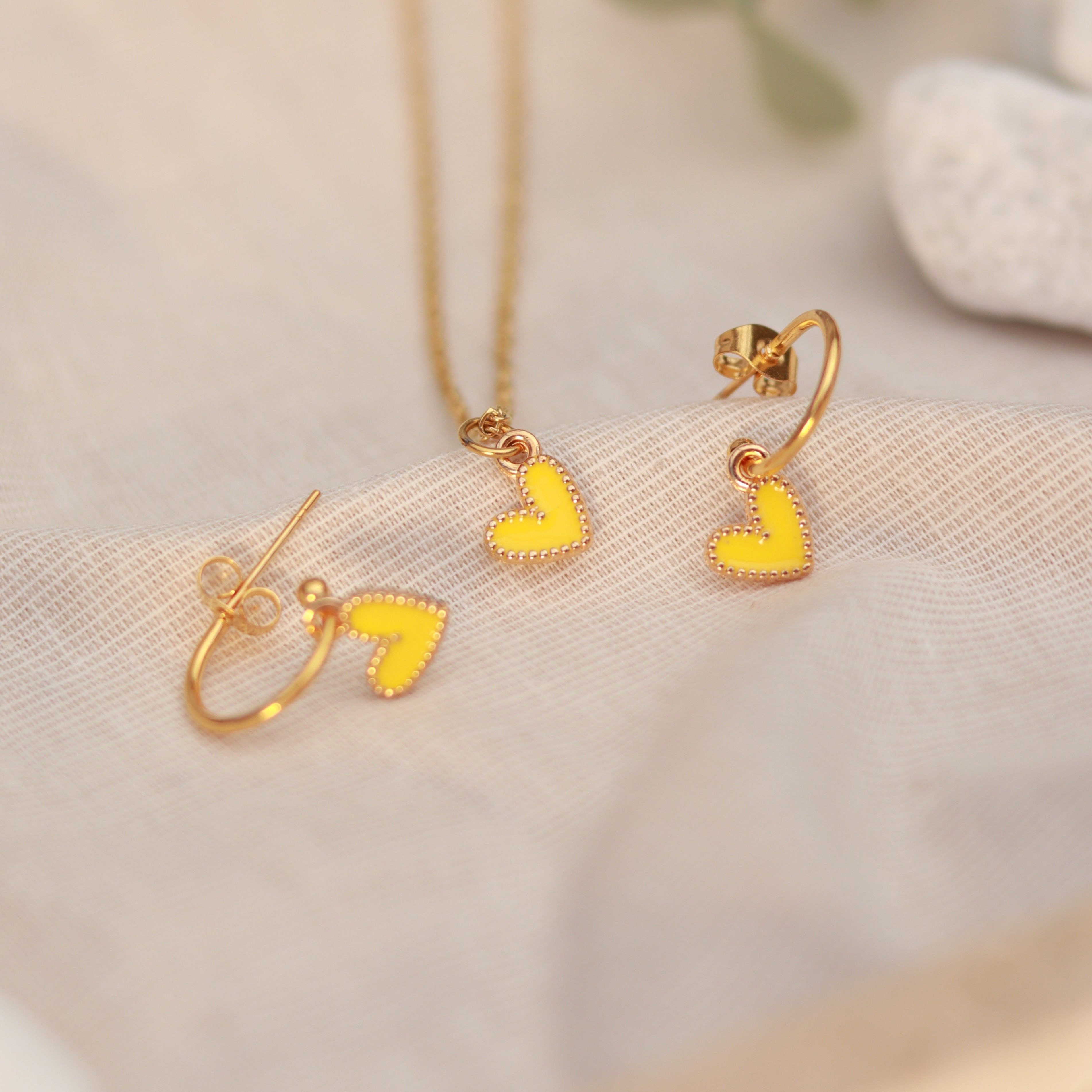 Golden Love | Halskette mit Emaille Herz Anhänger | gold | gelb