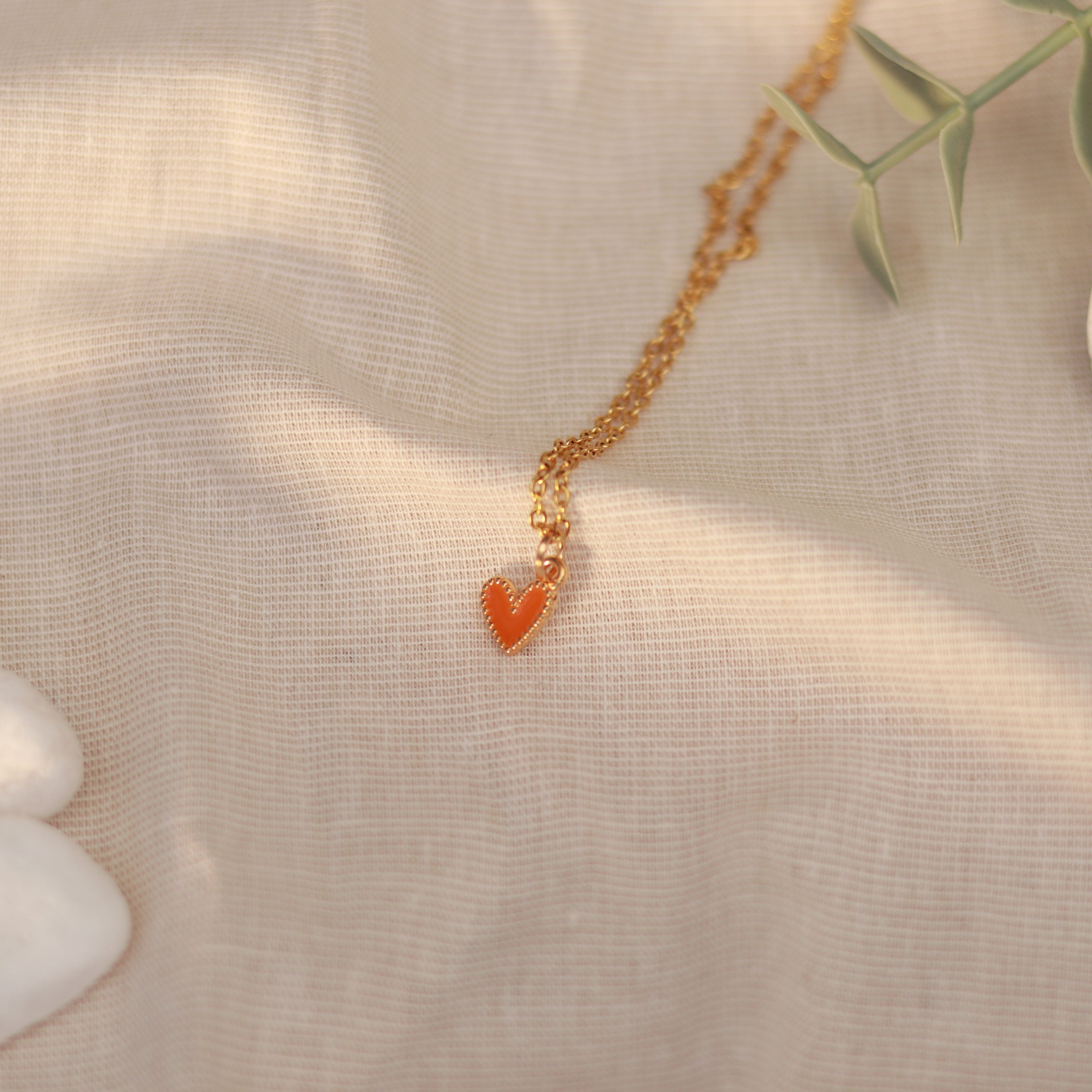 Golden Love | Halskette mit Emaille Herz Anhänger | gold | orange