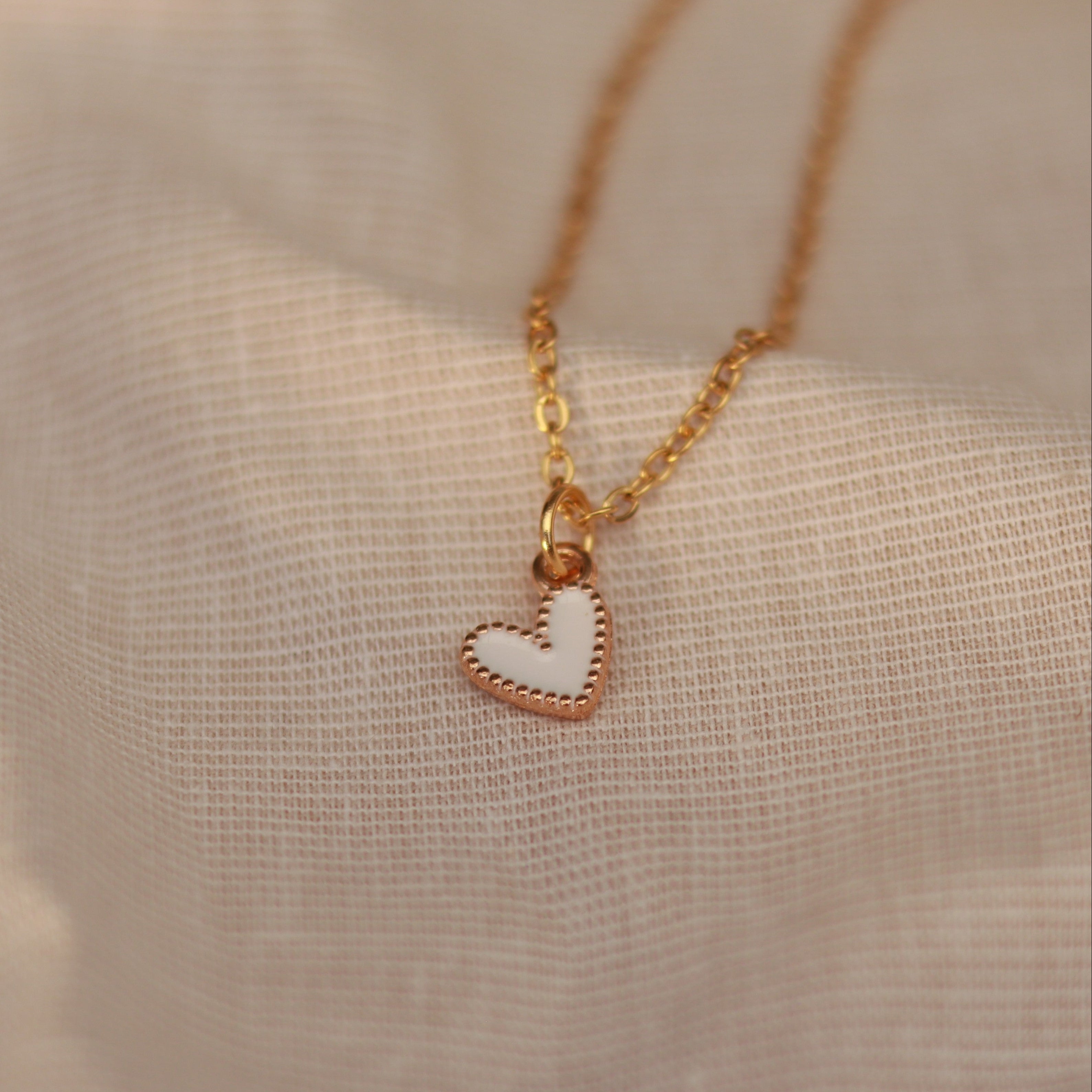 Golden Love | Halskette mit Emaille Herz Anhänger | gold | weiß